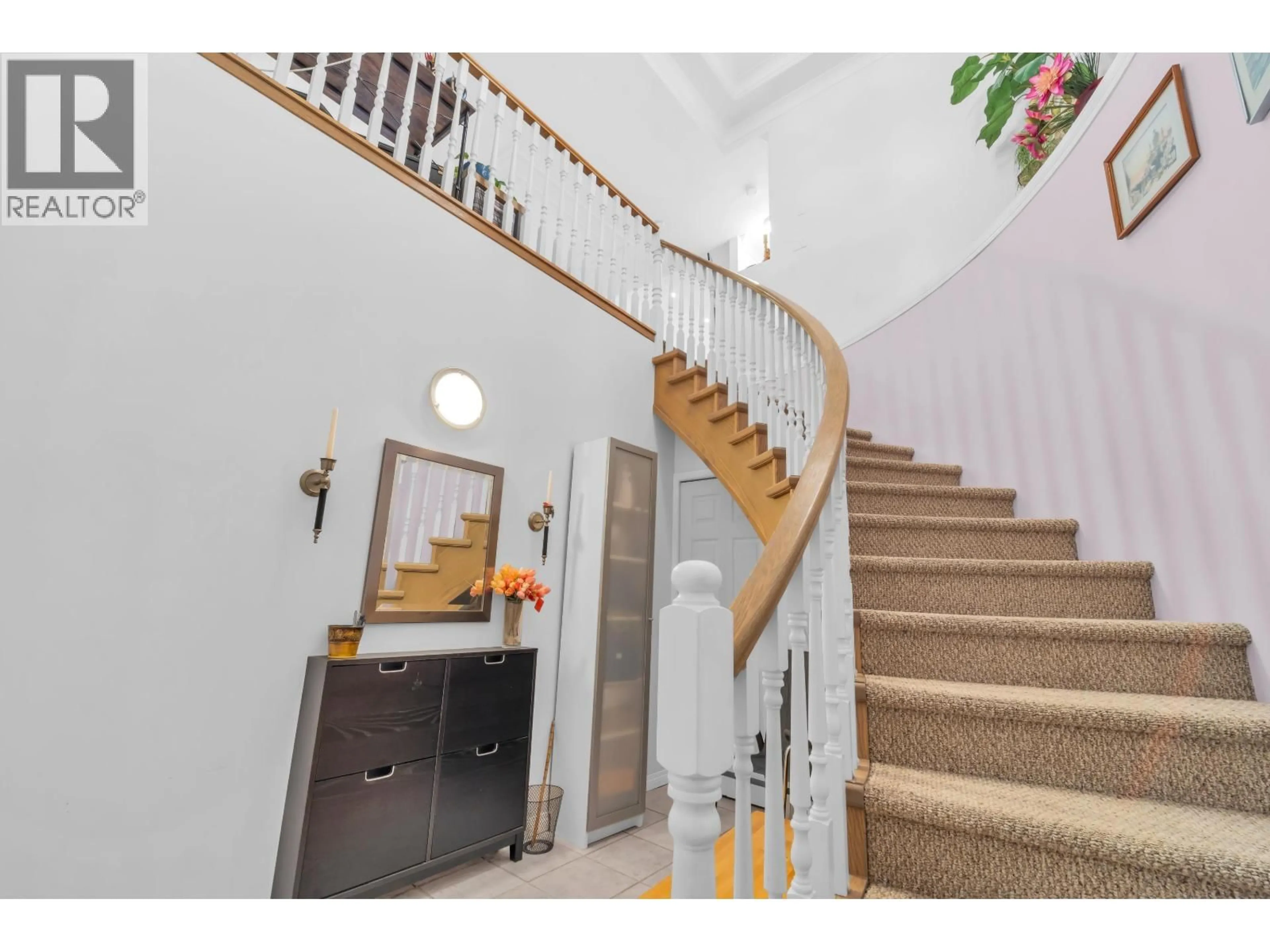 Indoor foyer for 210 - 3176 PLATEAU BOULEVARD, Coquitlam British Columbia V3E3J2