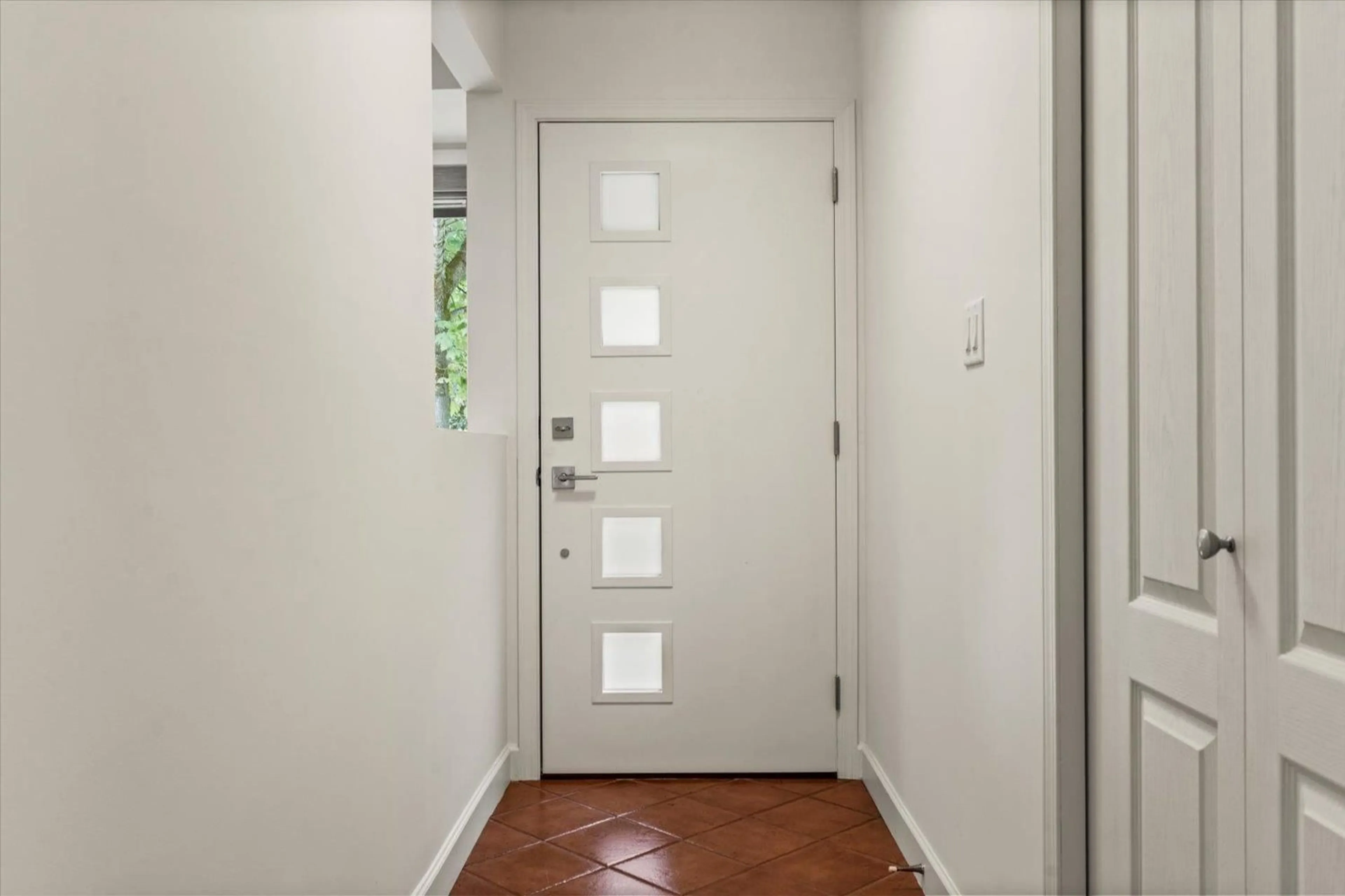 Indoor entryway for 2470 WOODSTOCK DRIVE, Abbotsford British Columbia V3G2B6