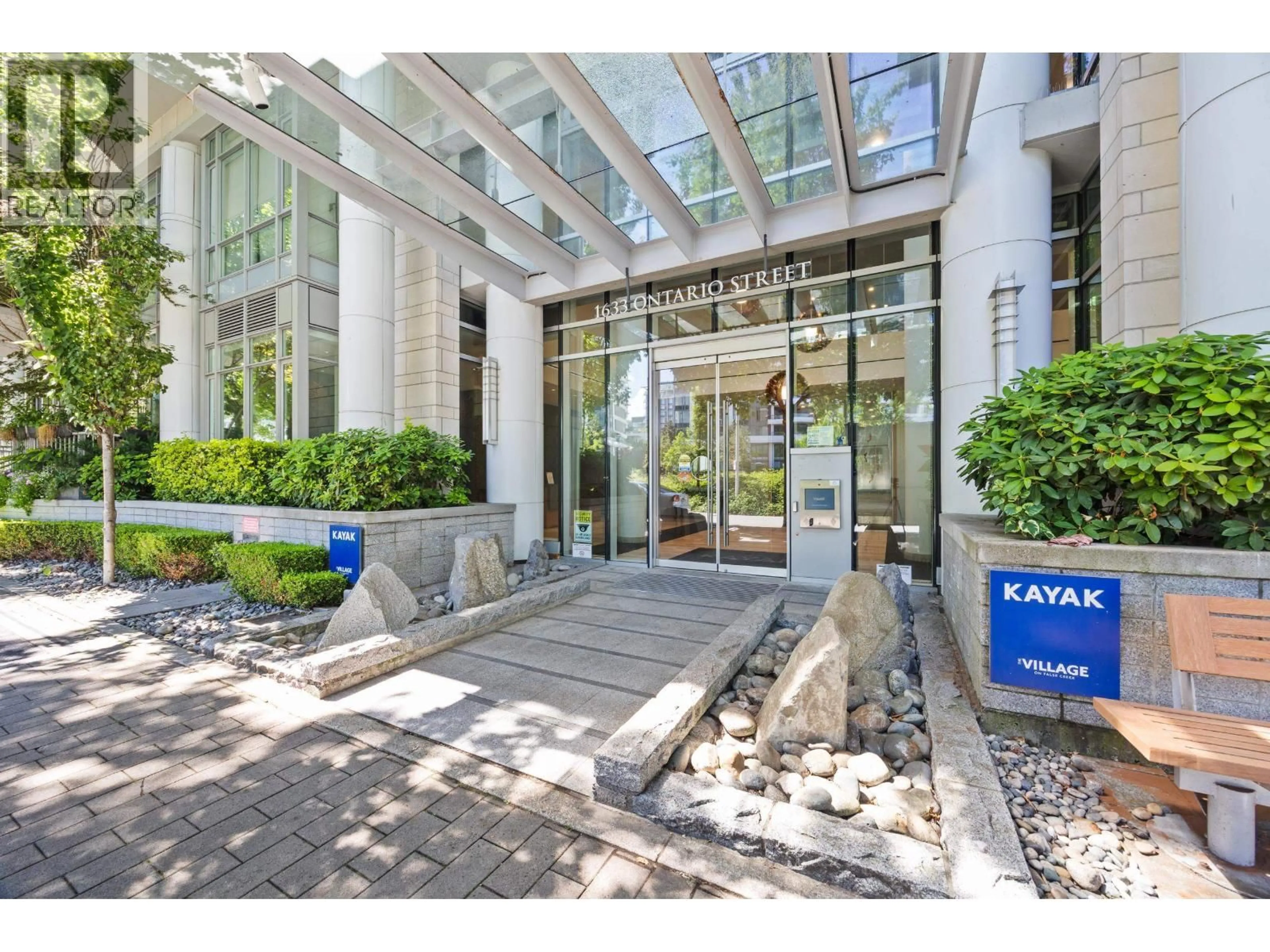Indoor foyer for 806 - 1633 ONTARIO STREET, Vancouver British Columbia V5Y0C2
