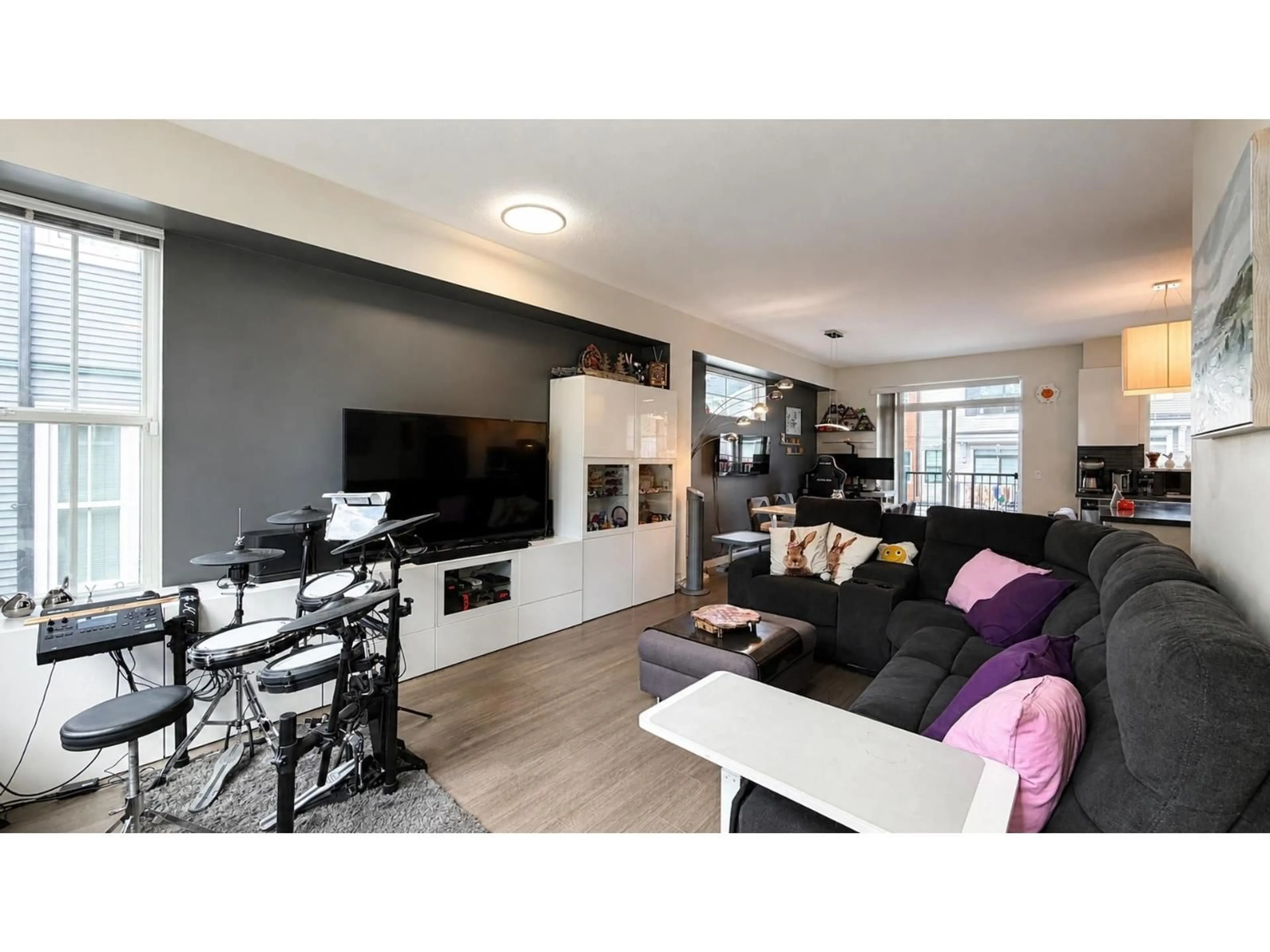 Living room with furniture, wood/laminate floor for 32 - 10735 84 AVENUE, Delta British Columbia V4C0C7