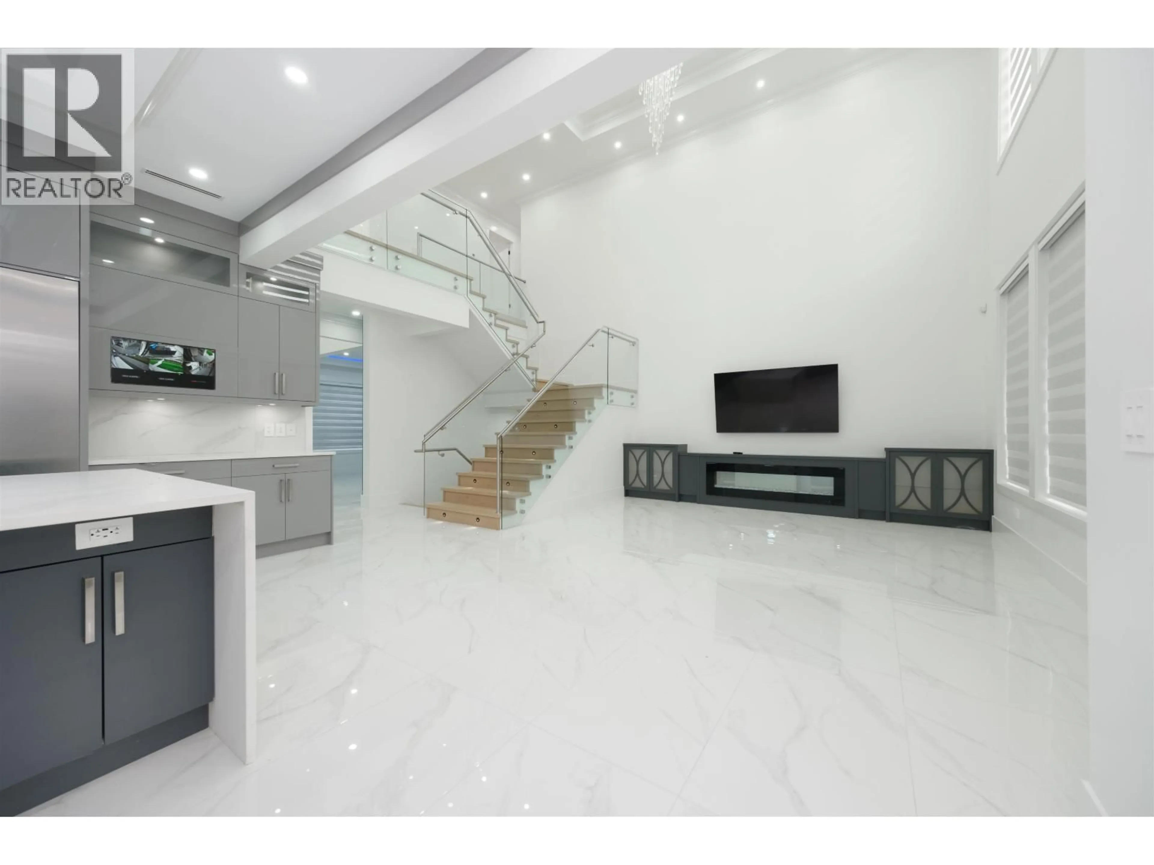 Indoor foyer for 1100 COMO LAKE AVENUE, Coquitlam British Columbia V3J3N8
