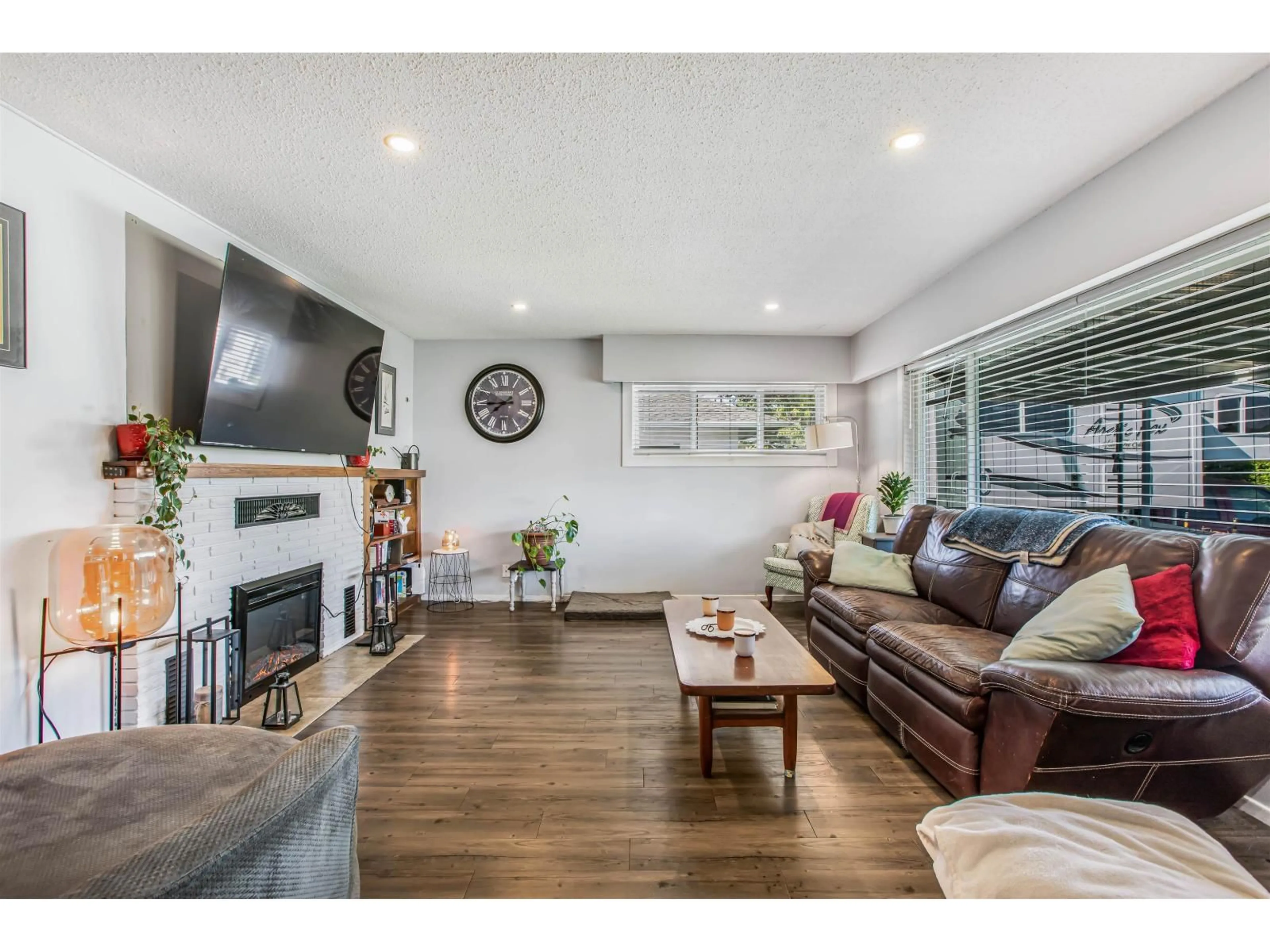 Living room with furniture, wood/laminate floor for 9856 INGLEWOOD CRESCENT, Chilliwack British Columbia V2P5L7