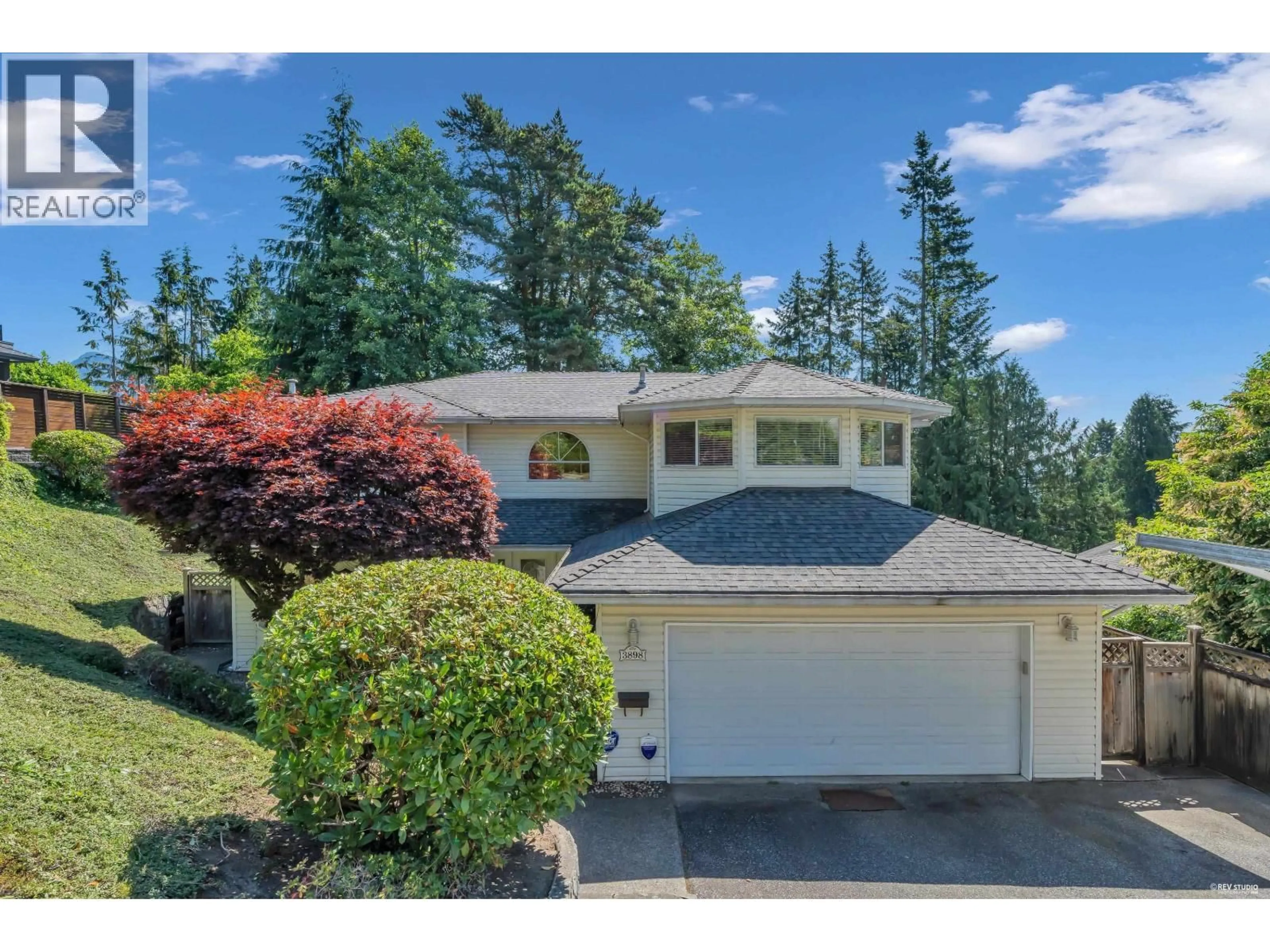 A pic from outside/outdoor area/front of a property/back of a property/a pic from drone, mountain view for 3898 FROMME ROAD, North Vancouver British Columbia V7K2G2