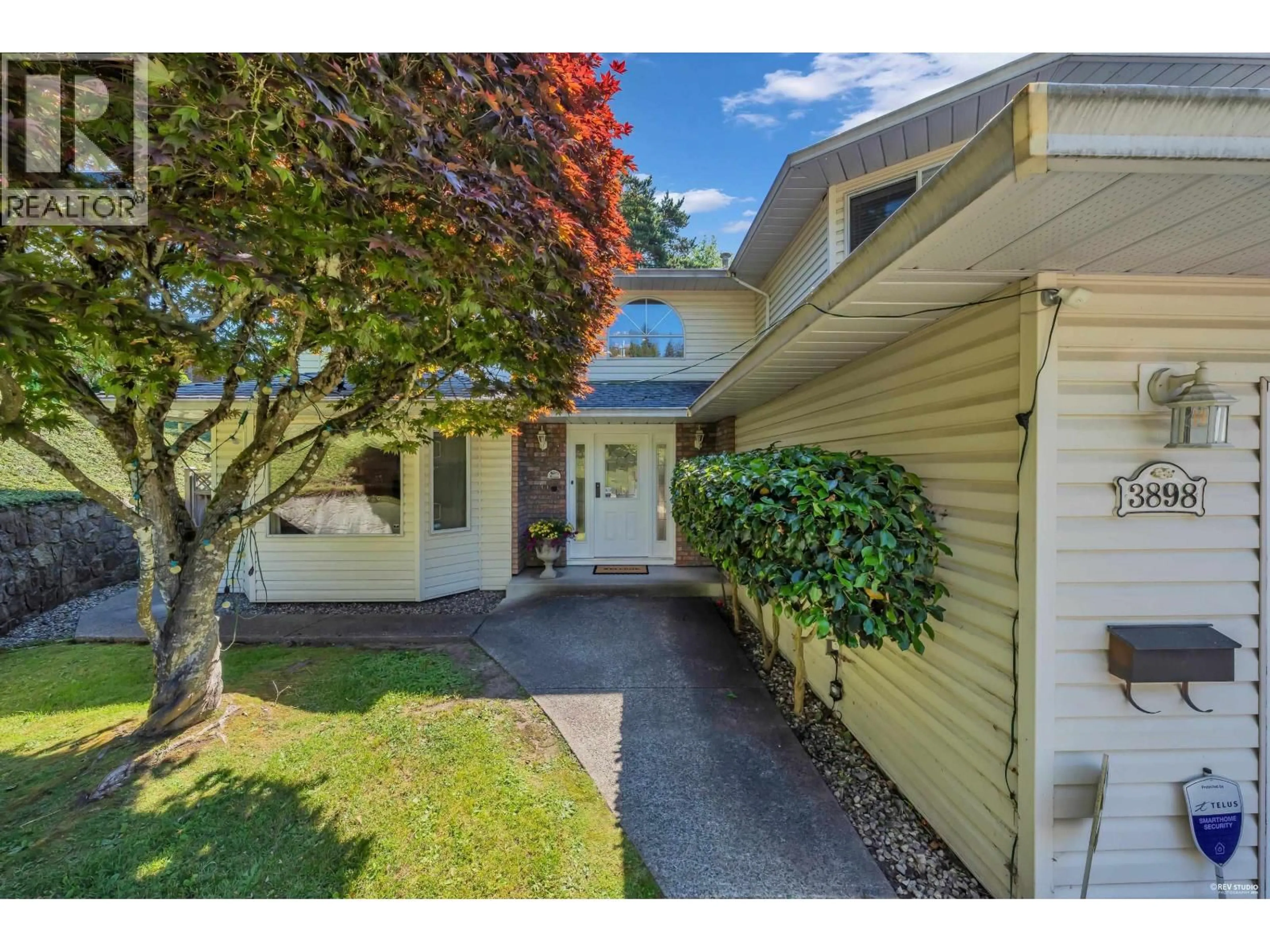 A pic from outside/outdoor area/front of a property/back of a property/a pic from drone, street for 3898 FROMME ROAD, North Vancouver British Columbia V7K2G2