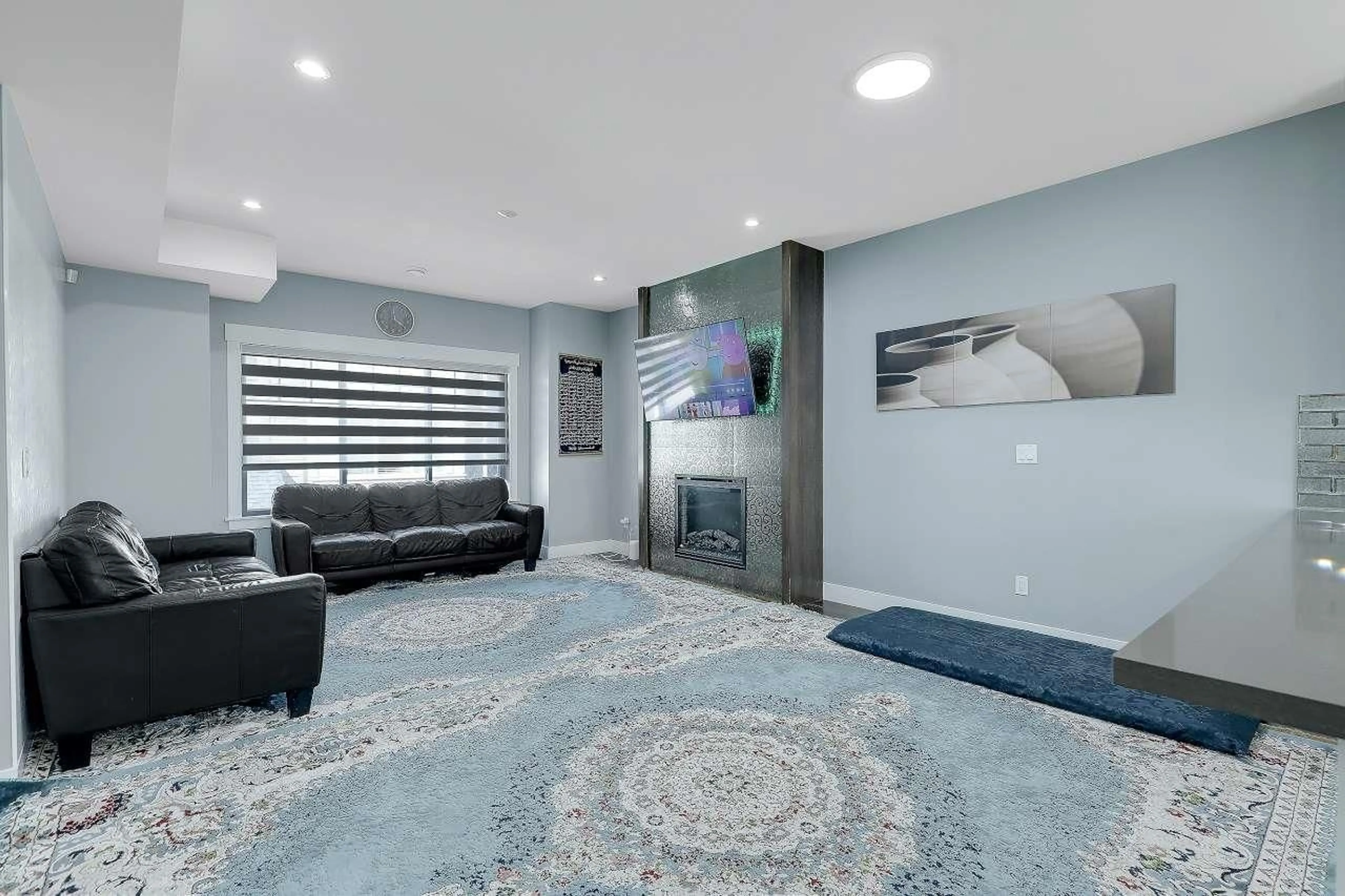 Living room with furniture, unknown for 17 - 6971 122 STREET, Surrey British Columbia V3W1B6