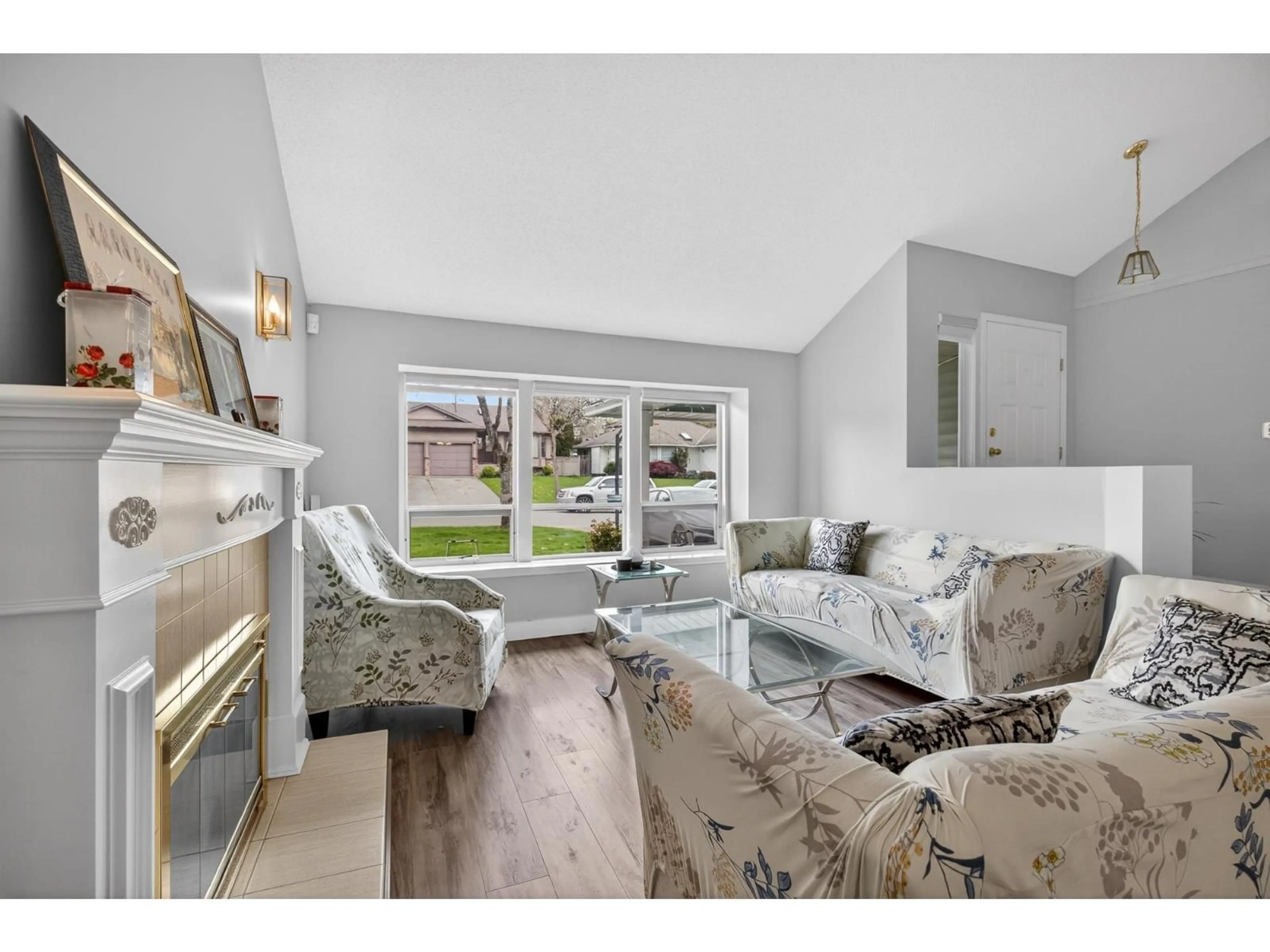 Living room with furniture, unknown for 14610 87 AVENUE, Surrey British Columbia V3S6R2