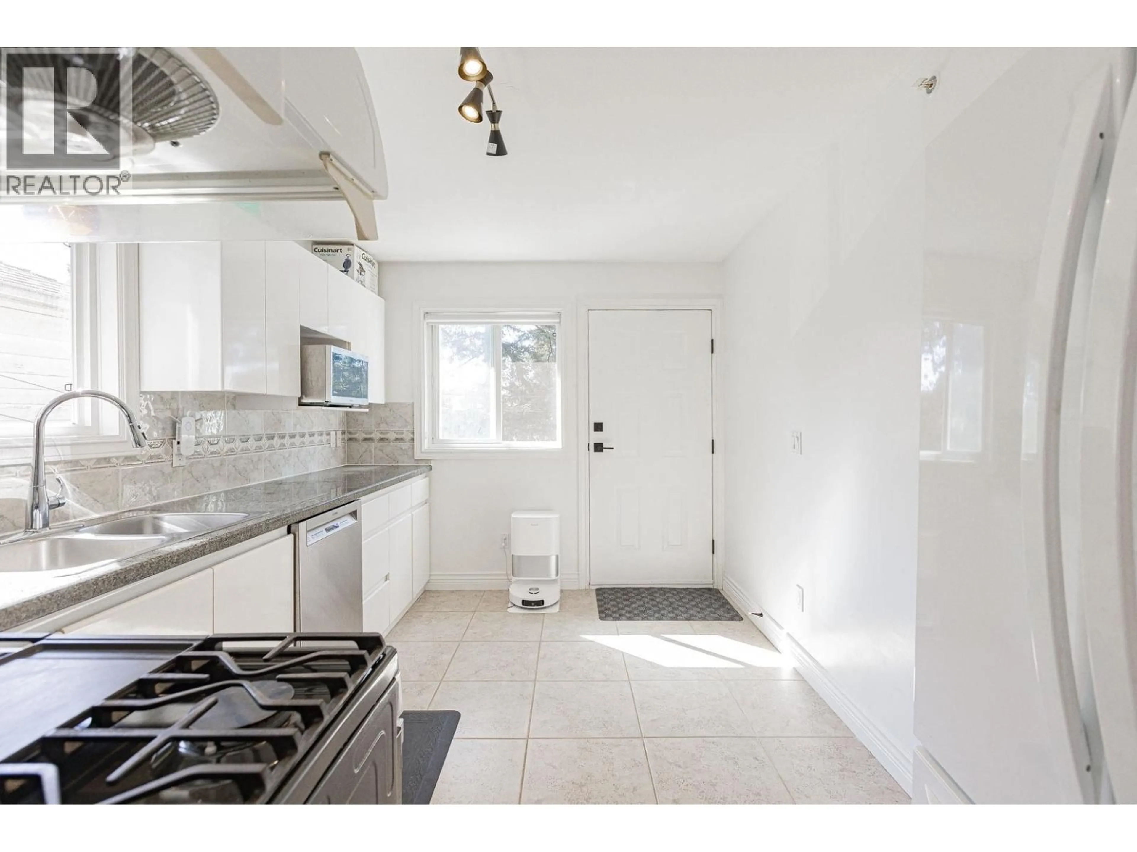 Standard kitchen, ceramic/tile floor for 3529 GLADSTONE STREET, Vancouver British Columbia V5N4Y8