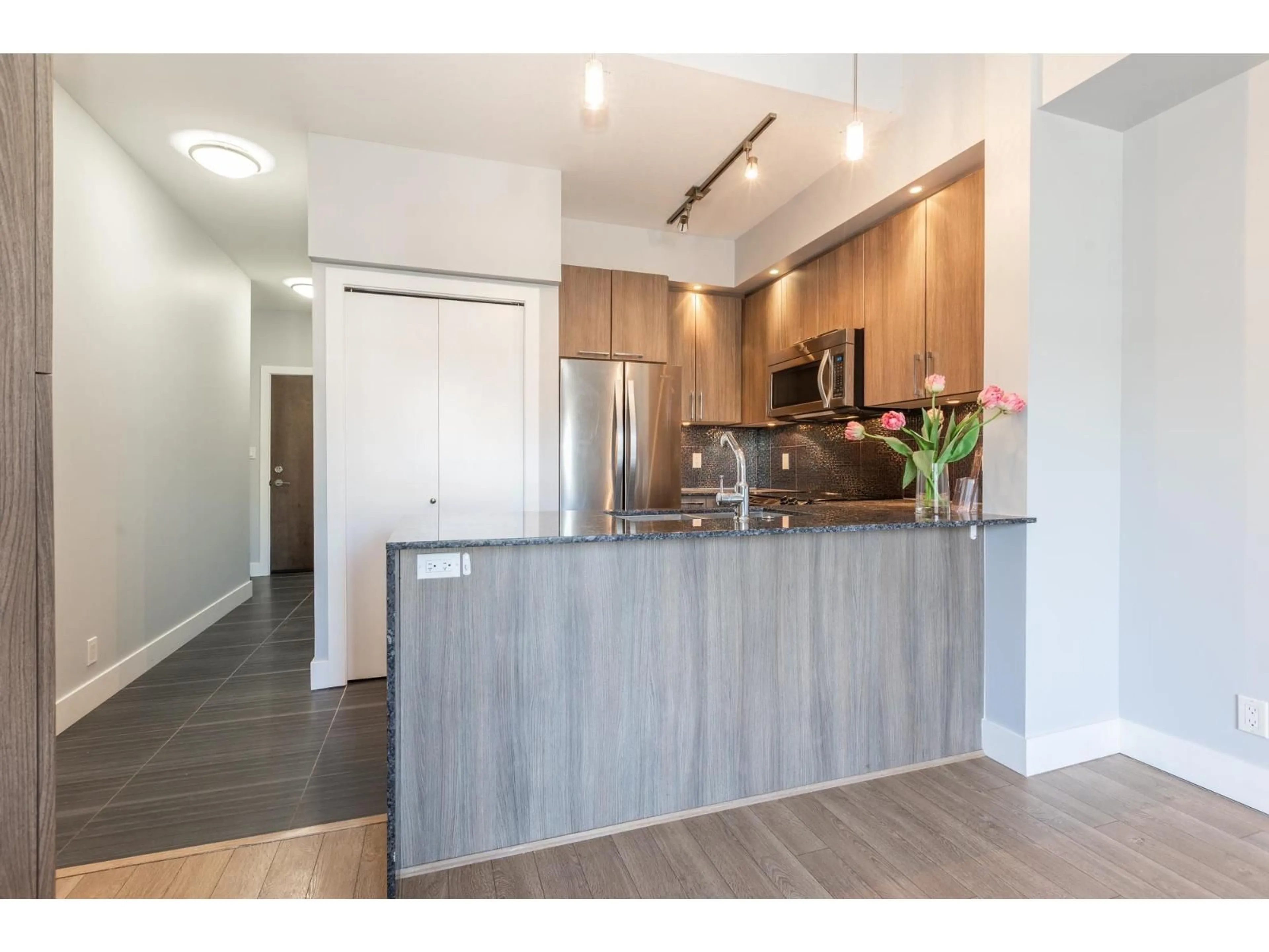 Open concept kitchen, wood/laminate floor for B401 - 20211 66 AVENUE, Langley British Columbia V2Y0L4