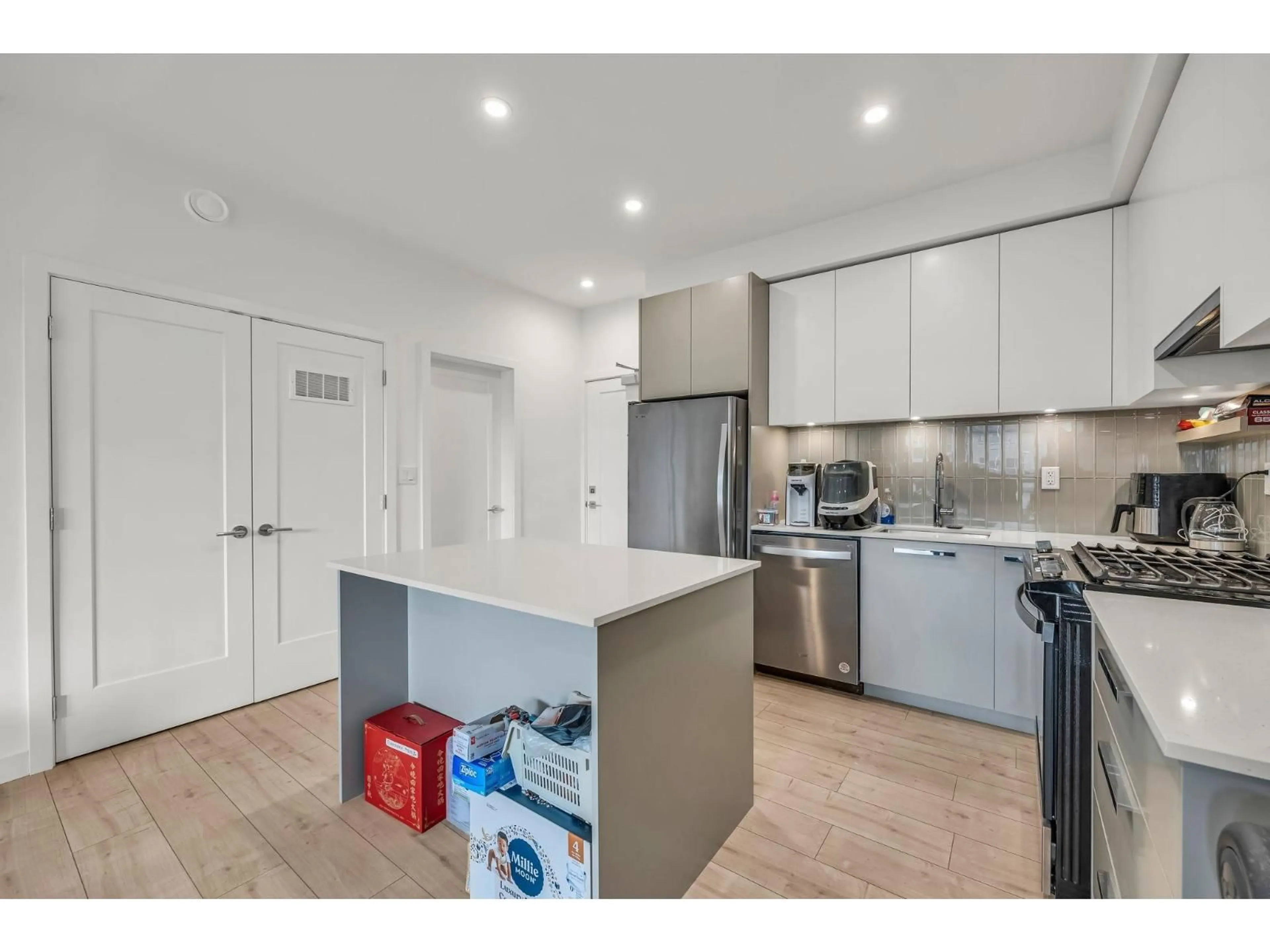 Open concept kitchen, unknown for 325 - 13788 76 AVENUE, Surrey British Columbia V3W3V9