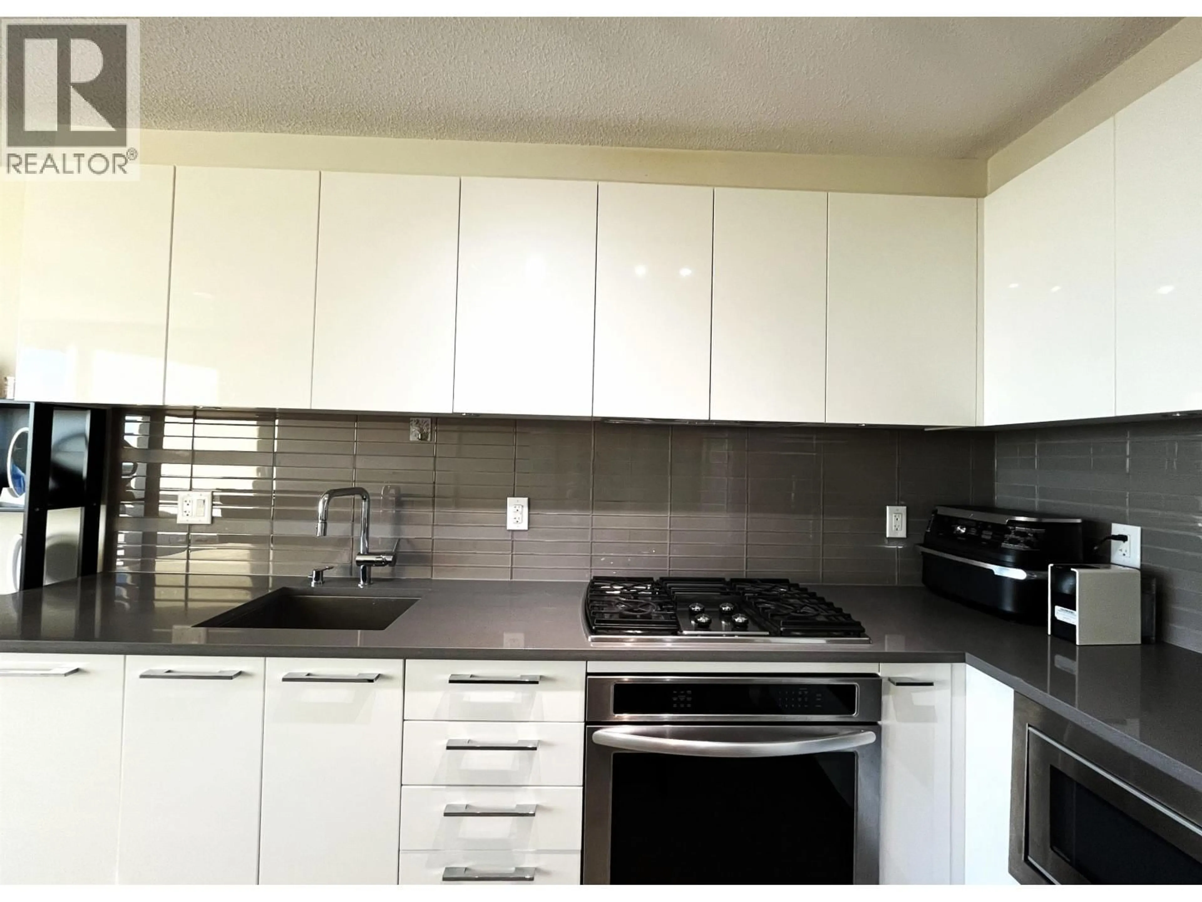 Standard kitchen, wood/laminate floor for 1503 - 6658 DOW AVENUE, Burnaby British Columbia V5H0C7