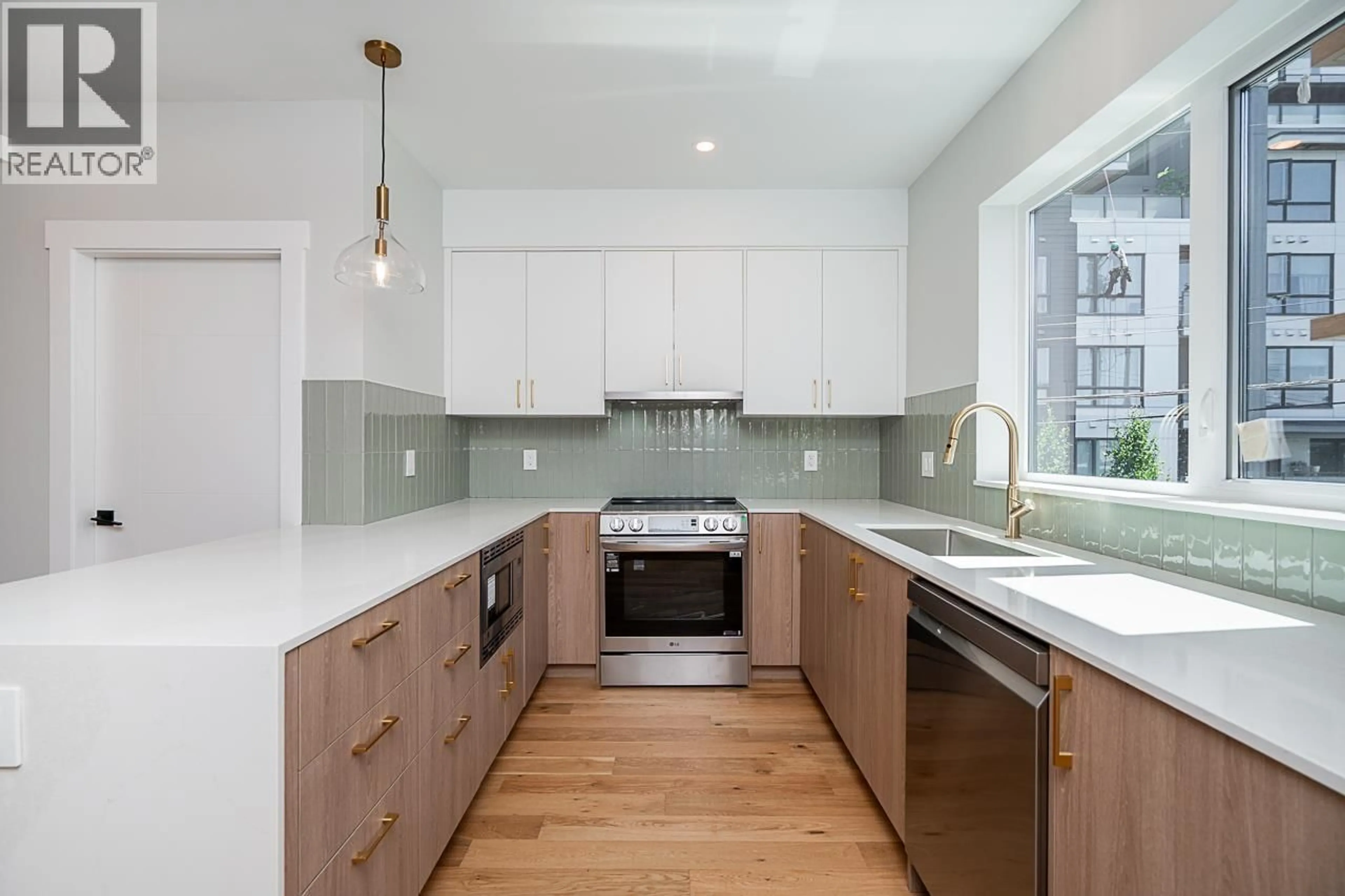 Contemporary kitchen, unknown for 1 - 676 22ND AVENUE, Vancouver British Columbia V5V1V4