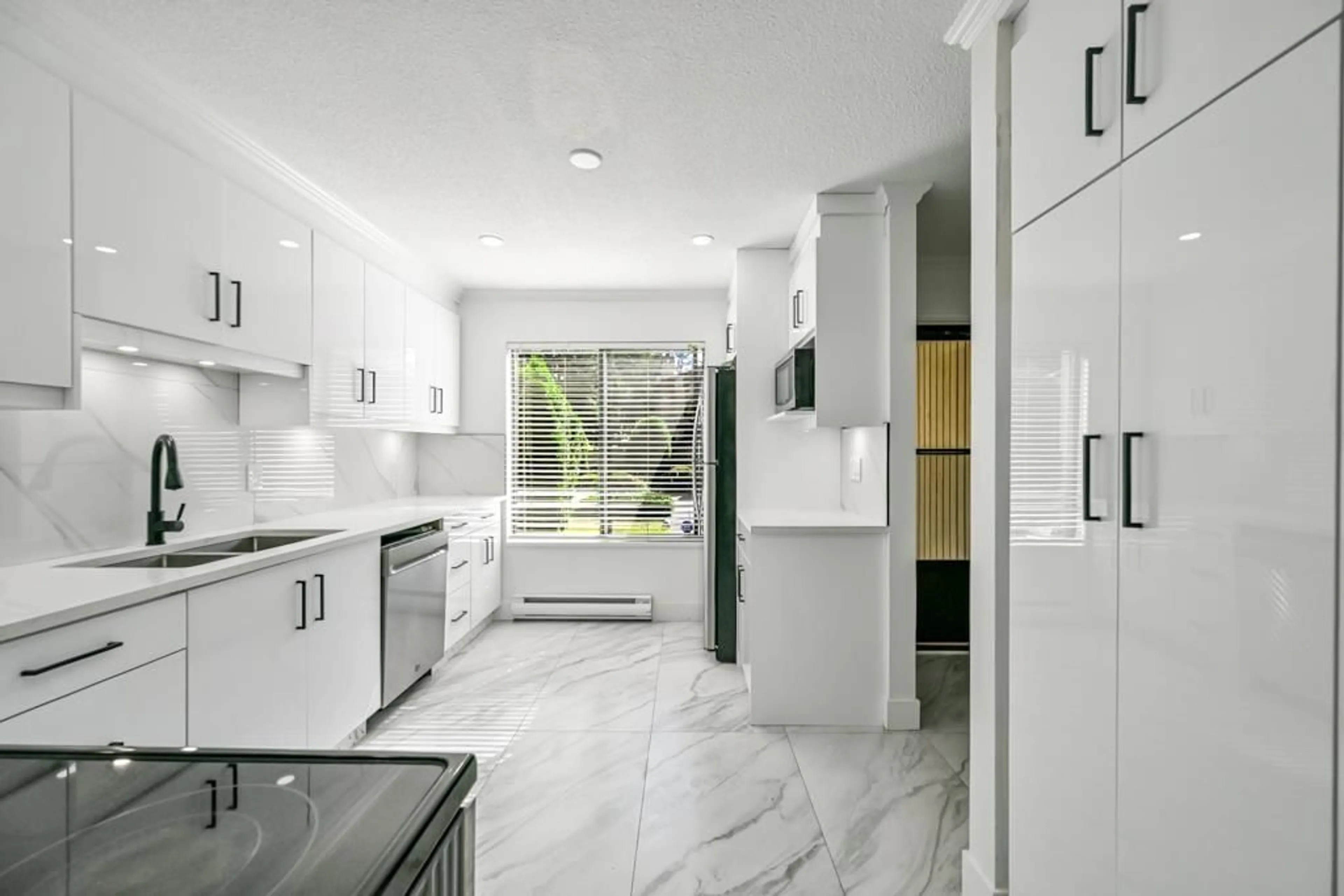 Contemporary kitchen, ceramic/tile floor for 2 - 2998 MOUAT DRIVE, Abbotsford British Columbia V2T4E6