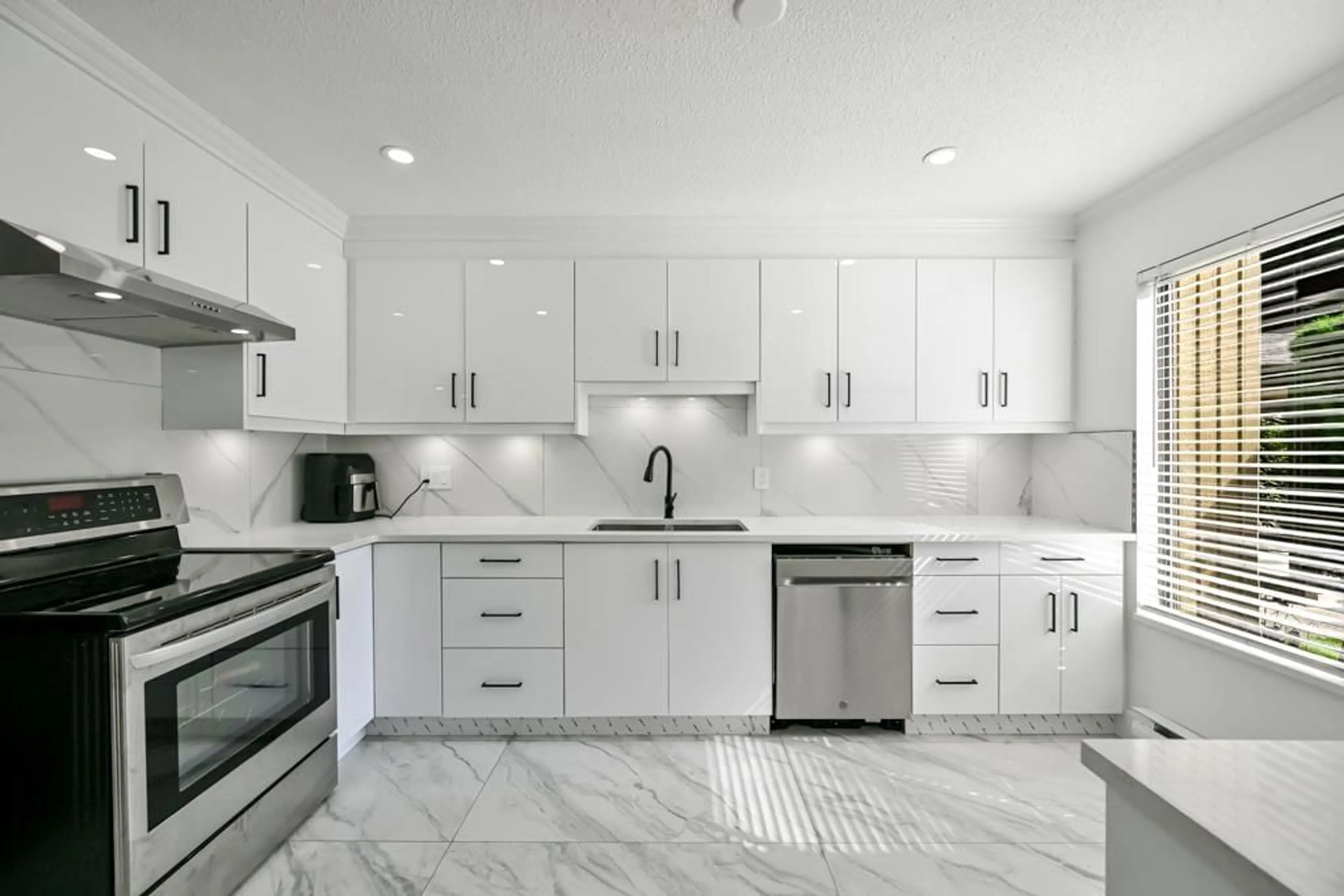 Contemporary kitchen, ceramic/tile floor for 2 - 2998 MOUAT DRIVE, Abbotsford British Columbia V2T4E6