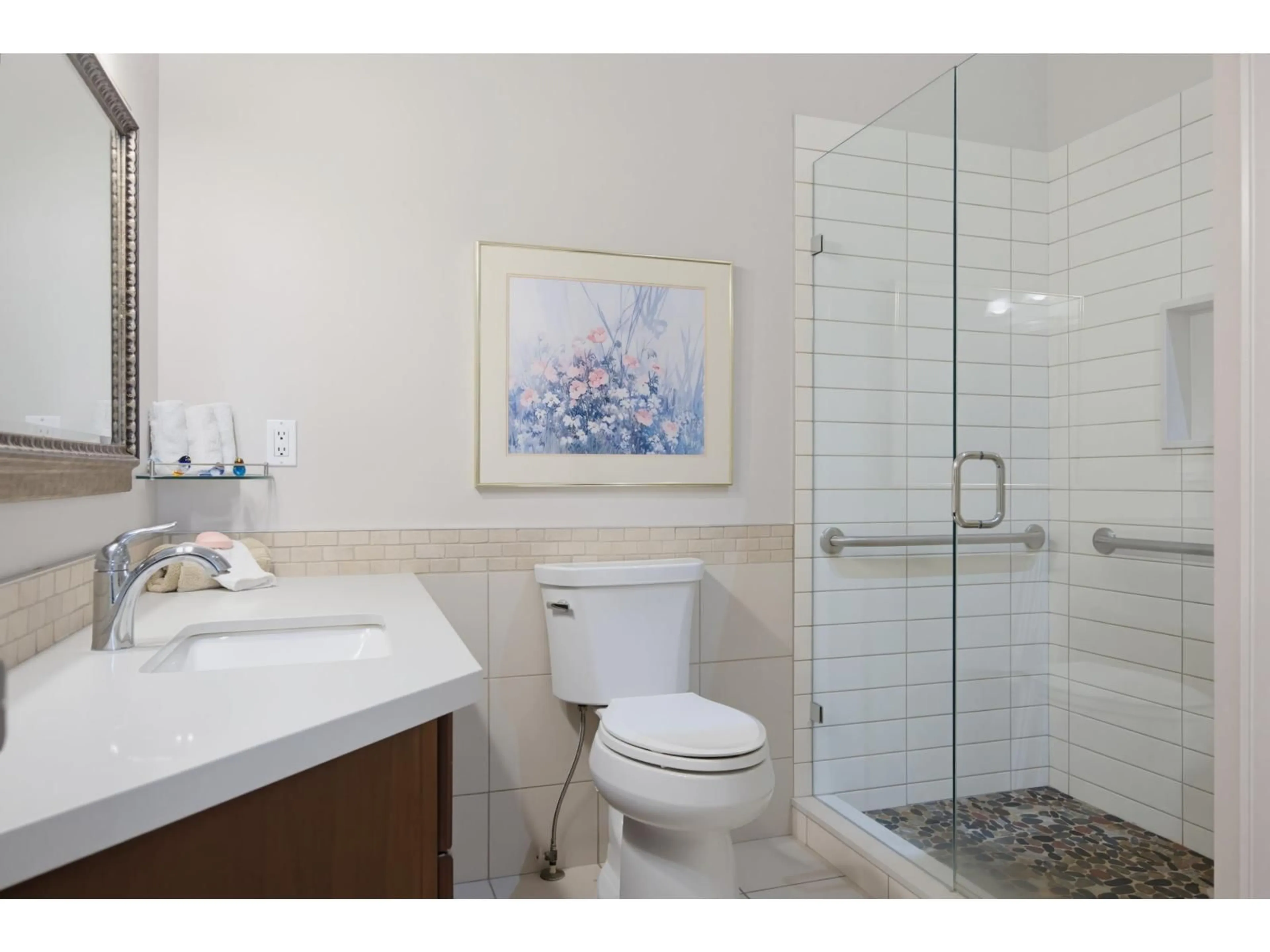 Standard bathroom, ceramic/tile floor for 3 - 1640 140 STREET, Surrey British Columbia V4A0A7