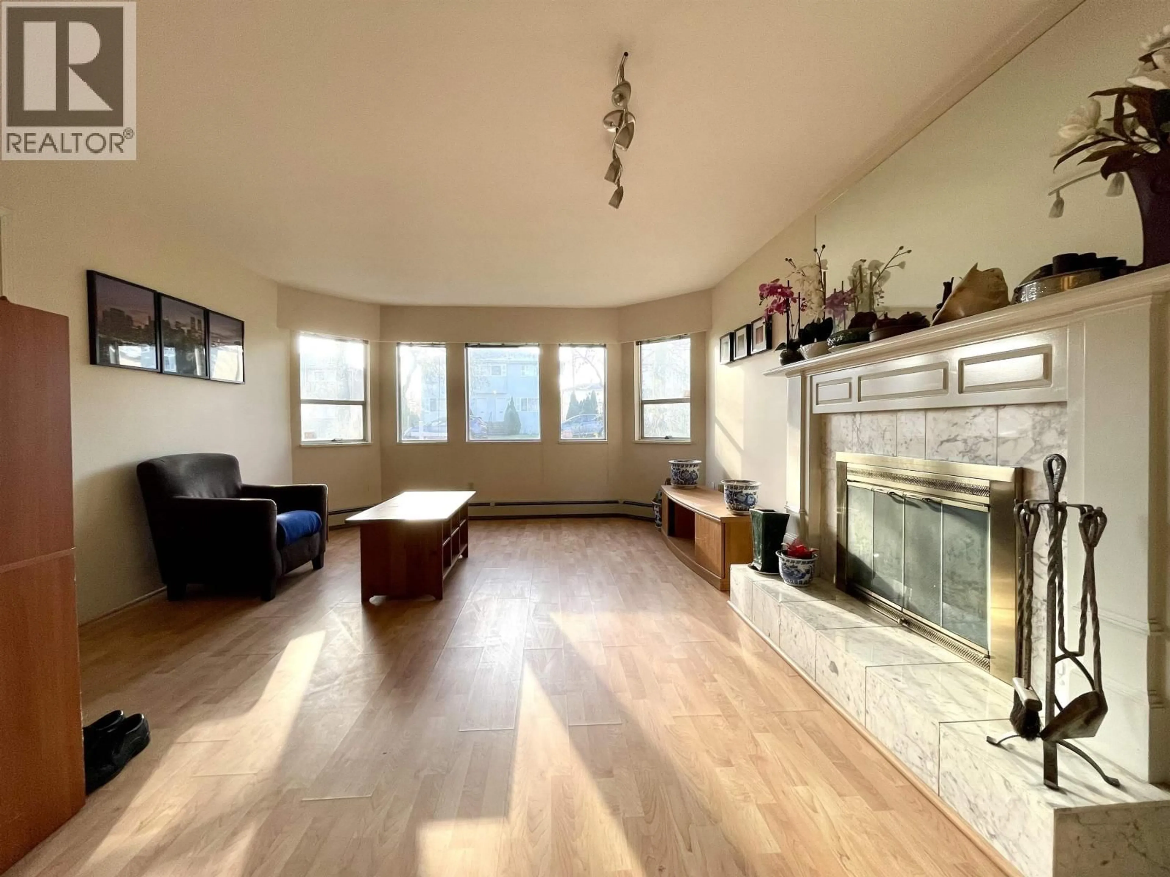 Living room with furniture, wood/laminate floor for 937 18TH AVENUE, Vancouver British Columbia V5Z1W4