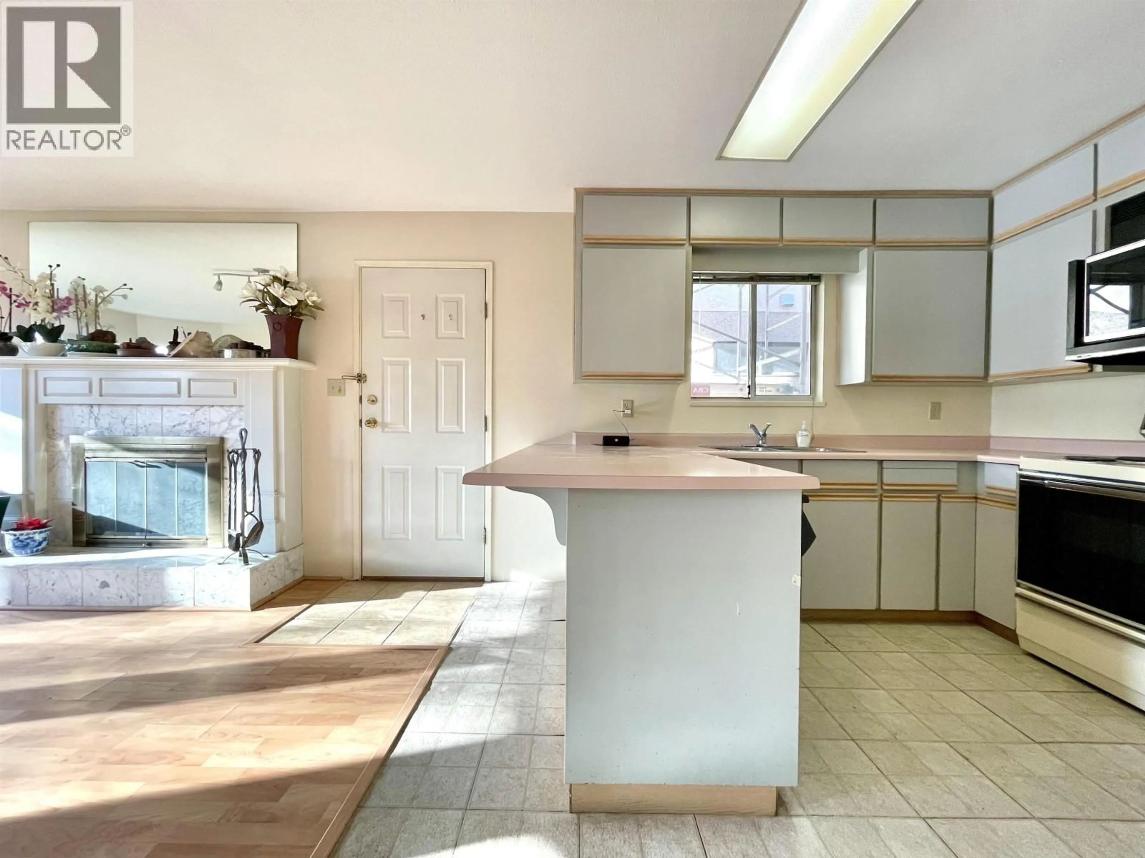 Open concept kitchen, ceramic/tile floor for 937 18TH AVENUE, Vancouver British Columbia V5Z1W4