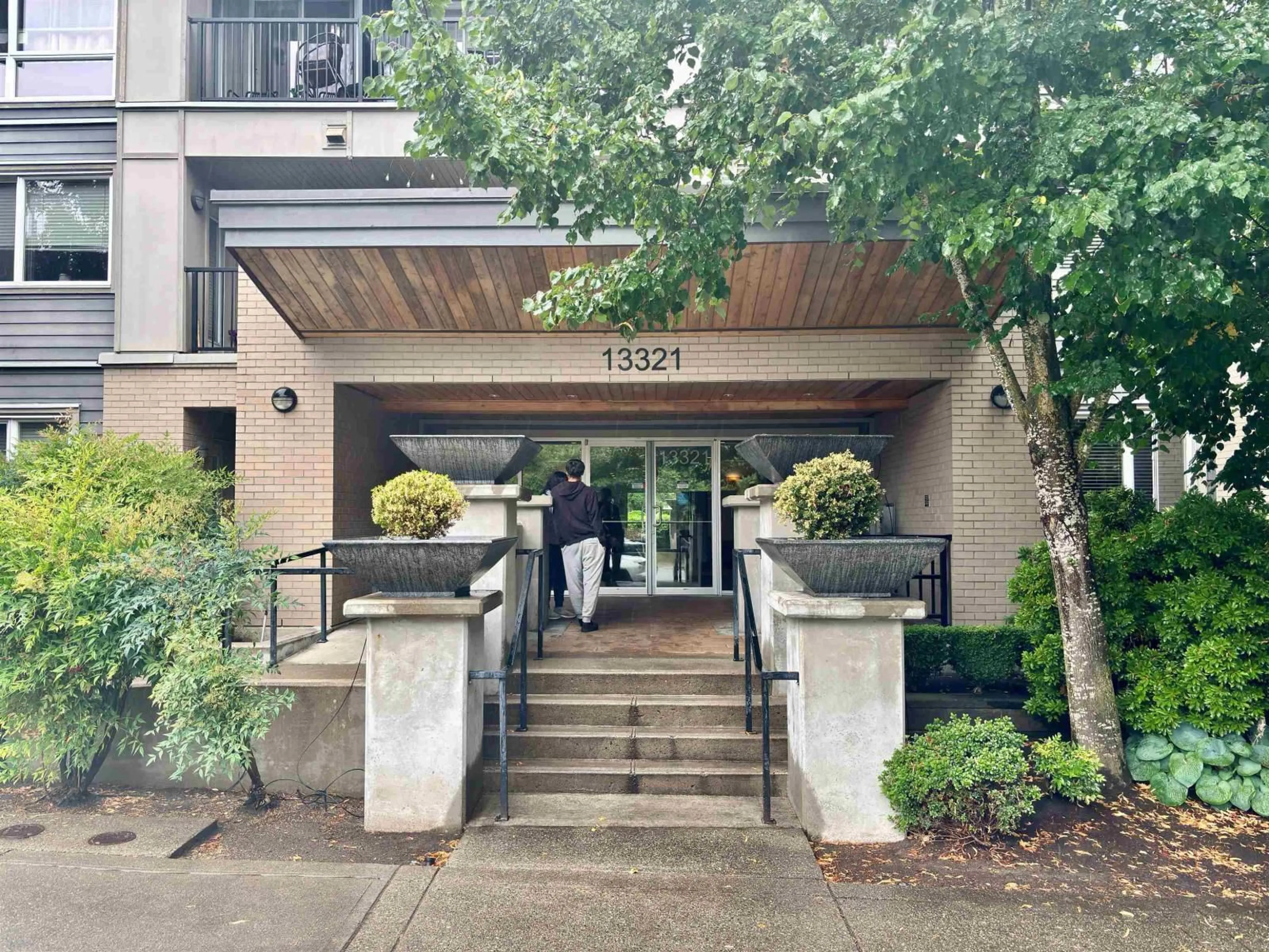 Indoor foyer for 330 - 13321 102A AVENUE, Surrey British Columbia V3T1P6