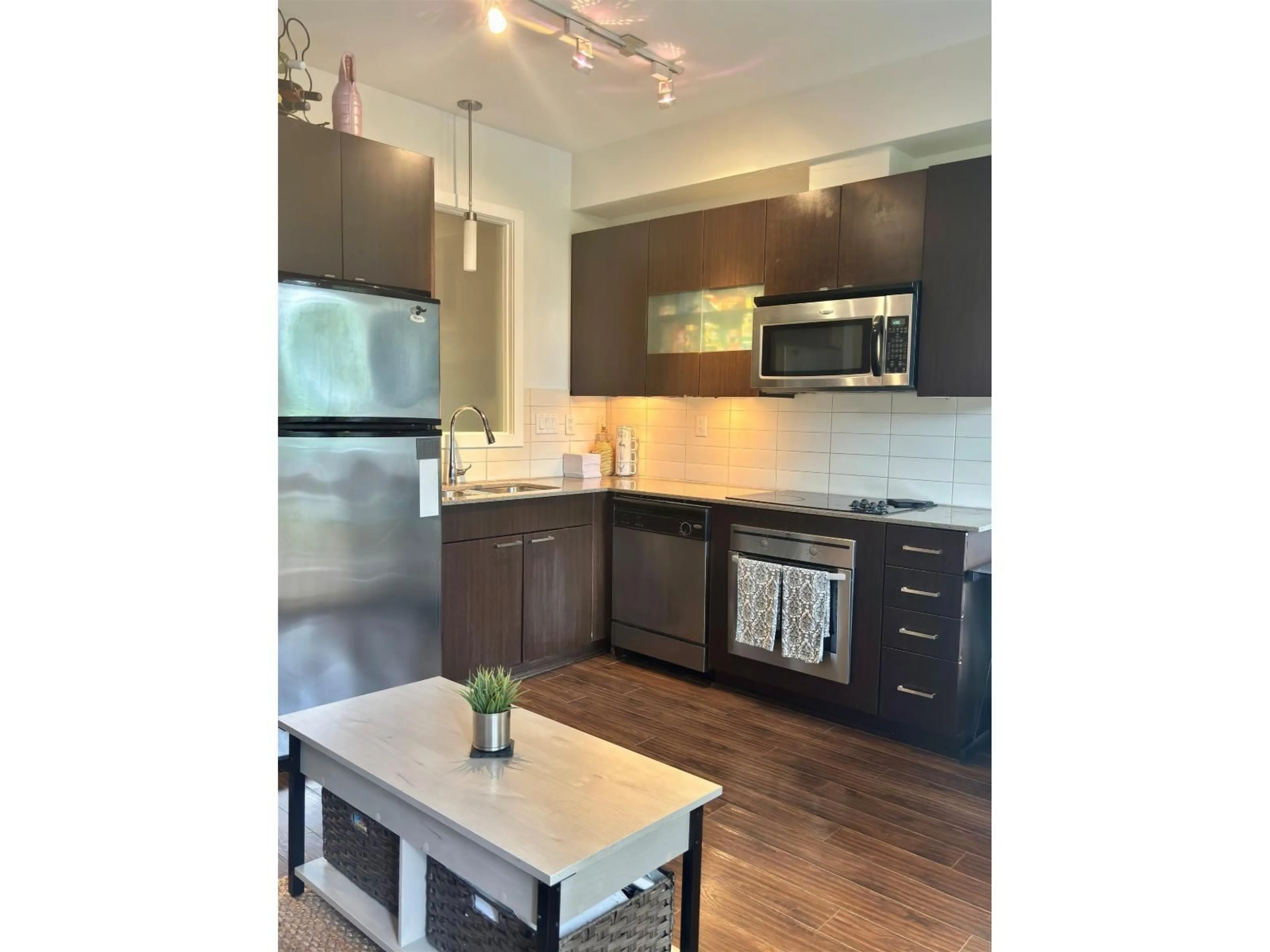 Open concept kitchen, wood/laminate floor for 330 - 13321 102A AVENUE, Surrey British Columbia V3T1P6
