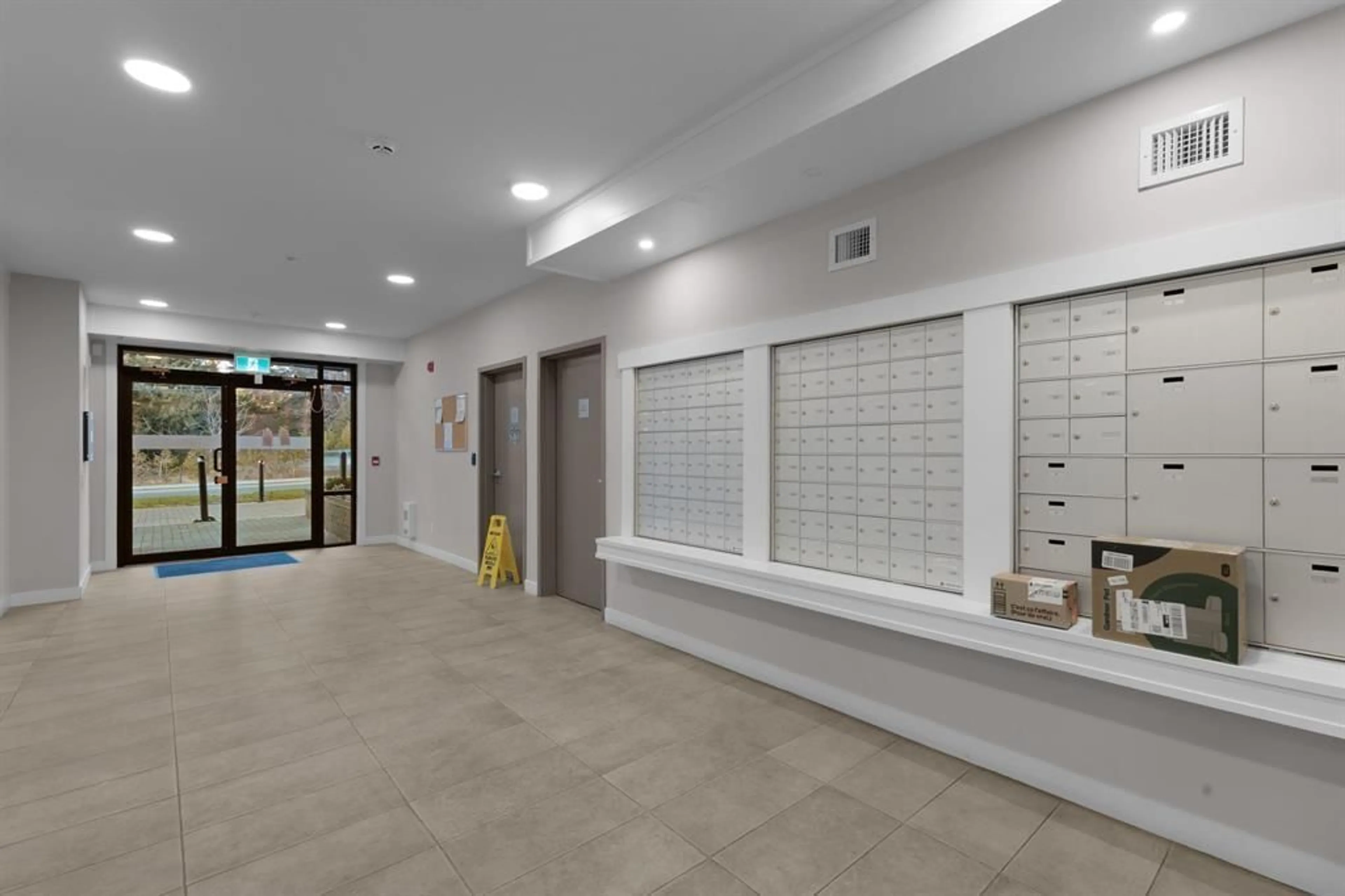 Indoor foyer for 107 - 32690 14 AVENUE, Mission British Columbia V2V0K5
