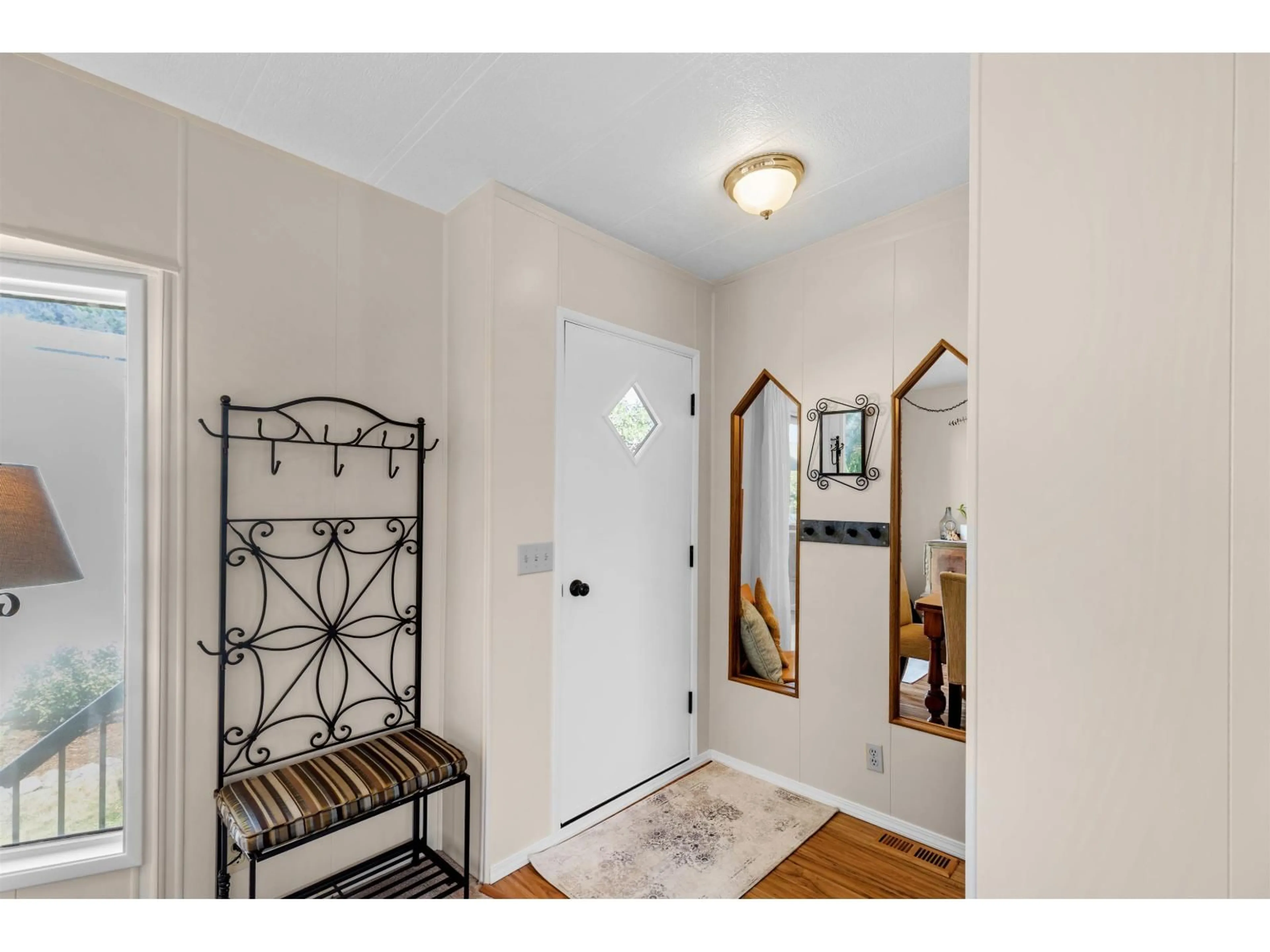 Indoor entryway for 76 - 45640 WATSON ROAD, Chilliwack British Columbia V2R3P8