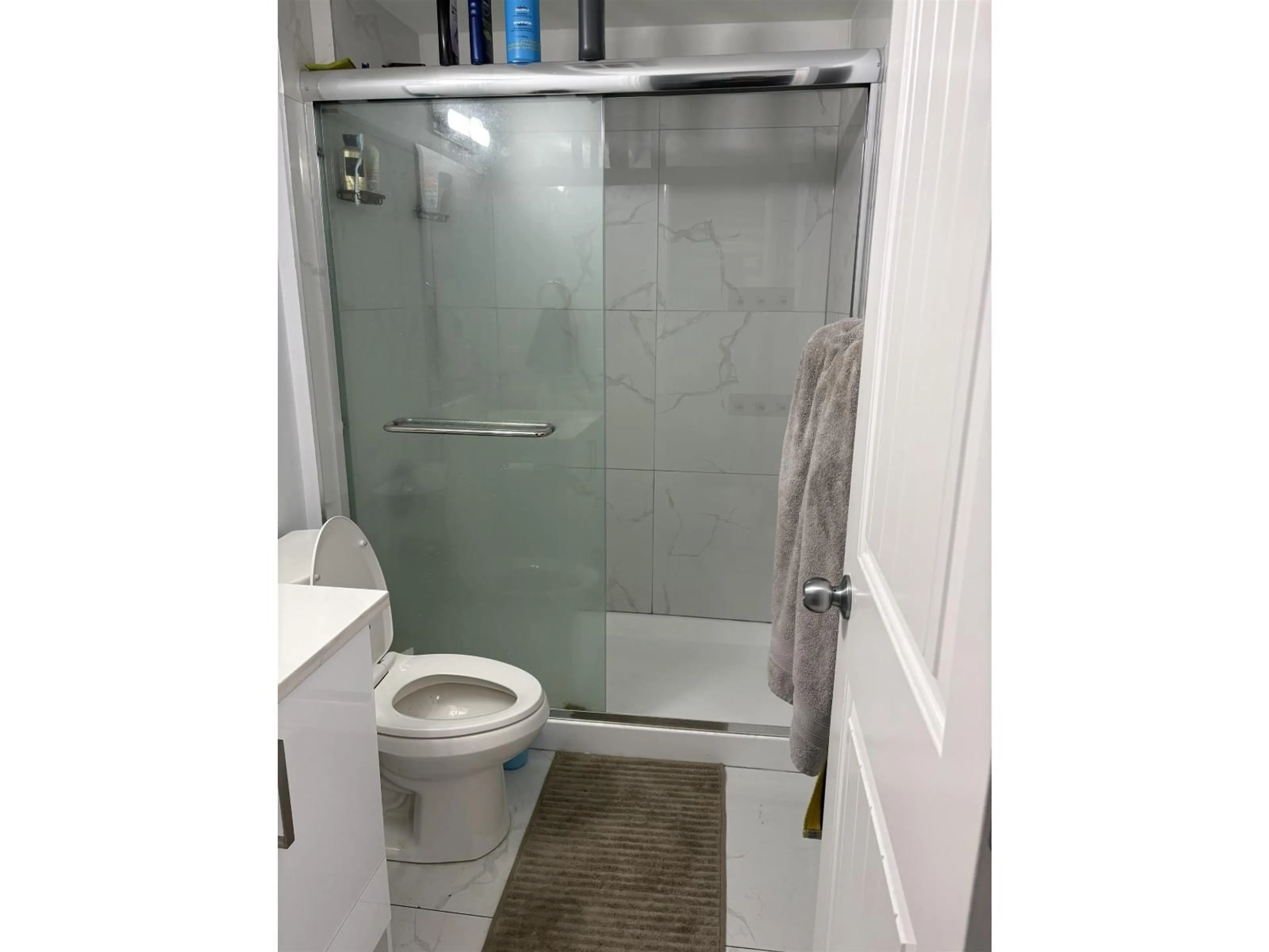 Standard bathroom, floor is not visible for 13443 91 AVENUE, Surrey British Columbia V3V1E3