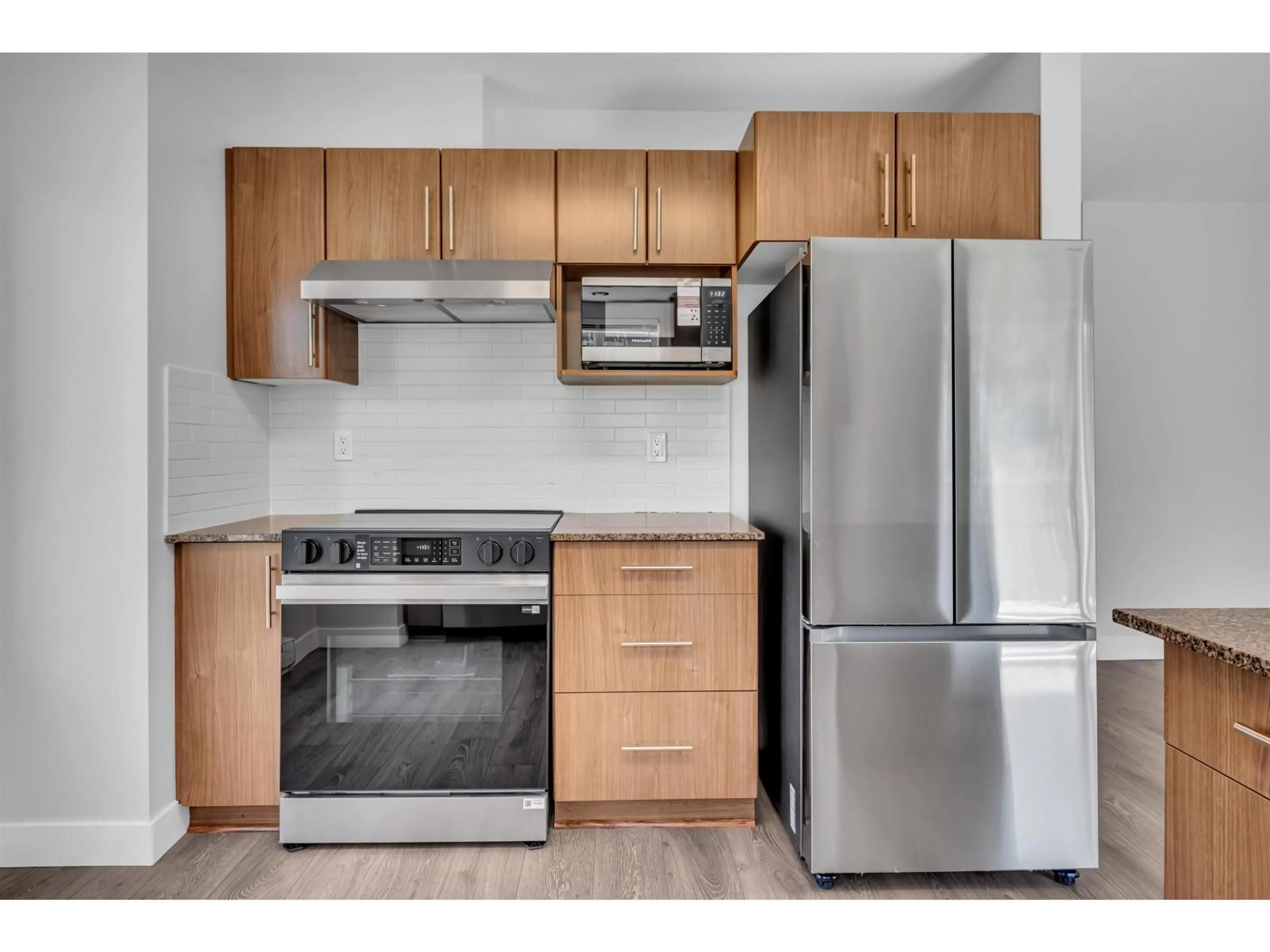Standard kitchen, unknown for 6 - 20038 70 AVENUE, Langley British Columbia V2Y0B4