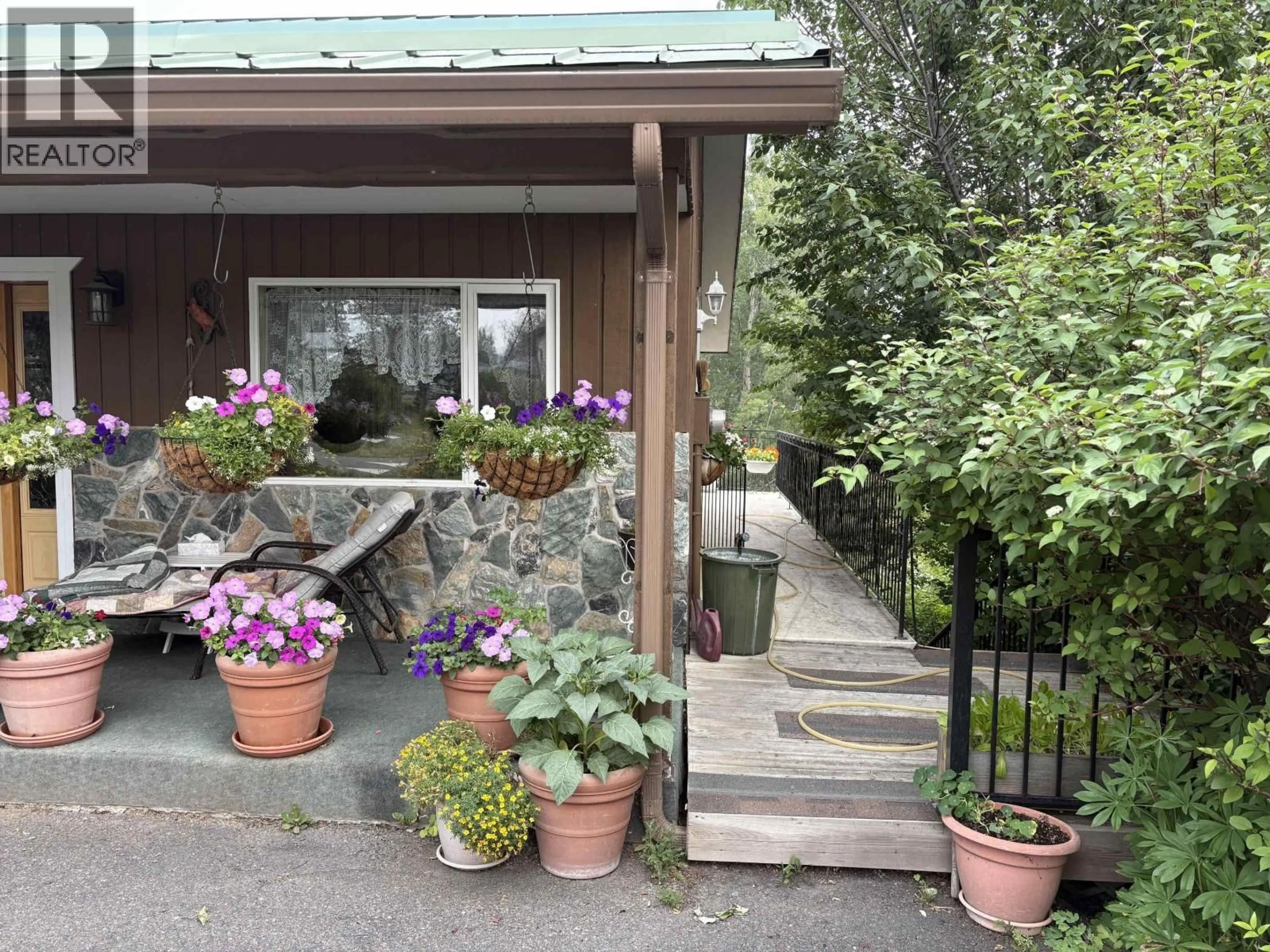 Patio, unknown for 404 BIRCH AVENUE, 100 Mile House British Columbia V0K2E0