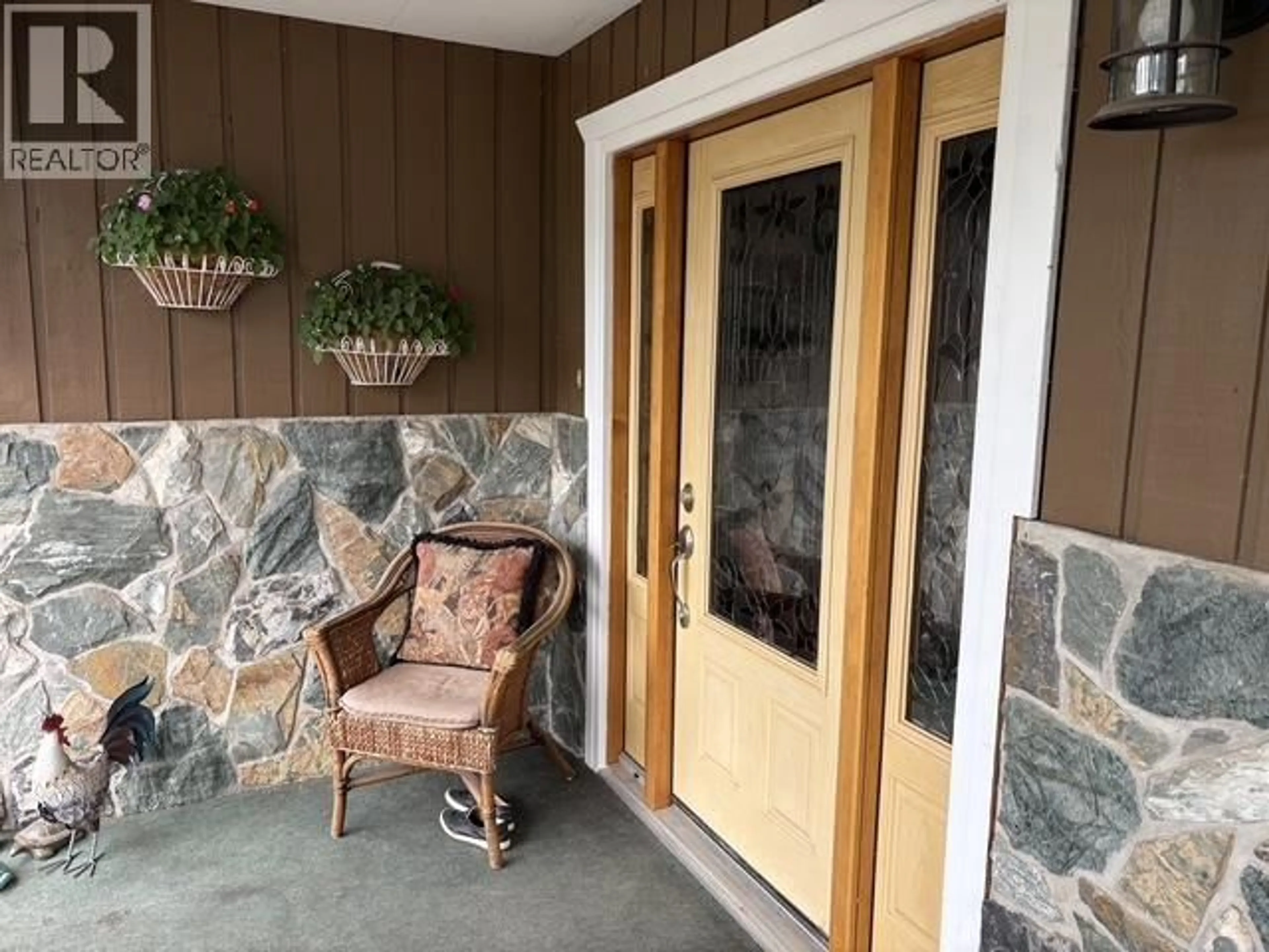 Indoor entryway for 404 BIRCH AVENUE, 100 Mile House British Columbia V0K2E0