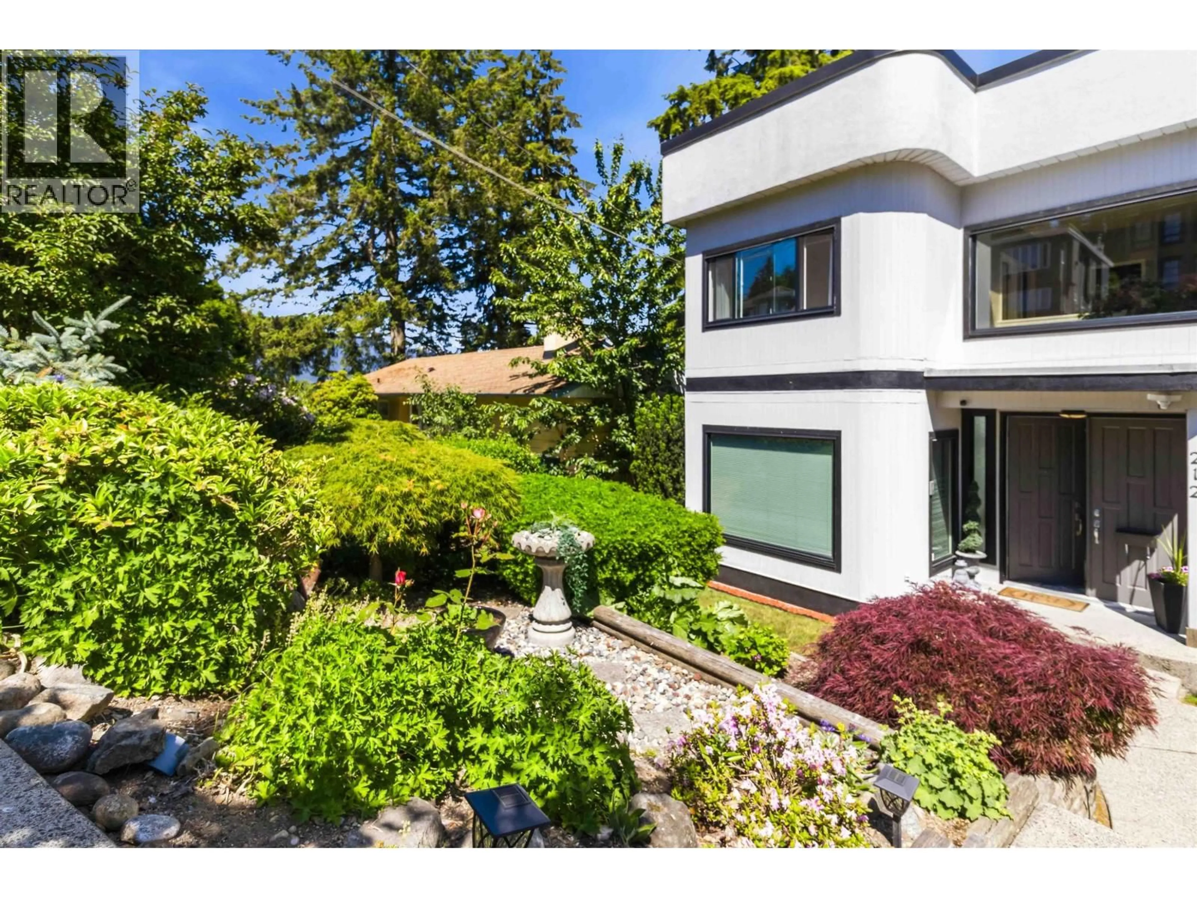 A pic from outside/outdoor area/front of a property/back of a property/a pic from drone, street for 212 SEA AVENUE, Burnaby British Columbia V5B1K5