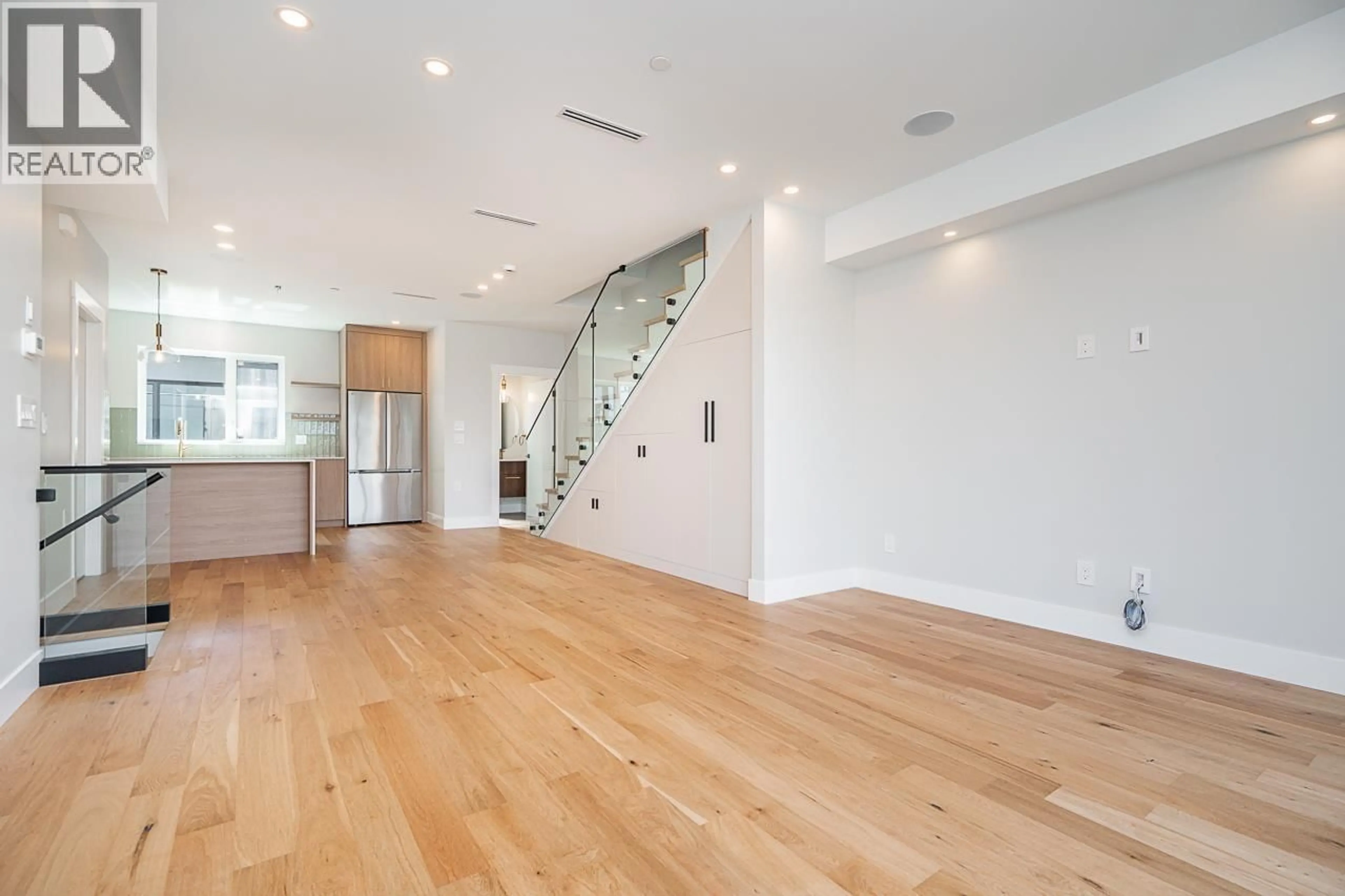 Unknown for 3 - 676 22ND AVENUE, Vancouver British Columbia V5V1V4