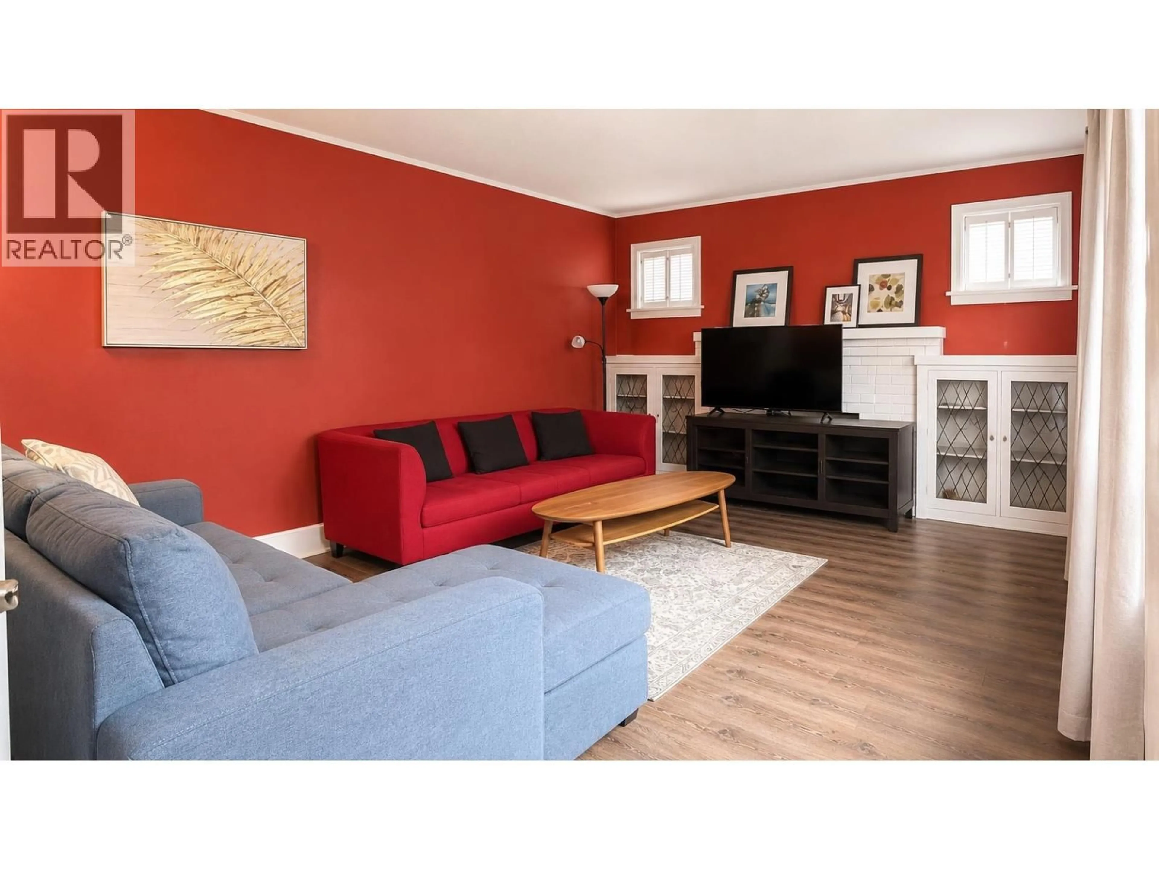 Living room with furniture, wood/laminate floor for 3885 35TH AVENUE, Vancouver British Columbia V6N2N8