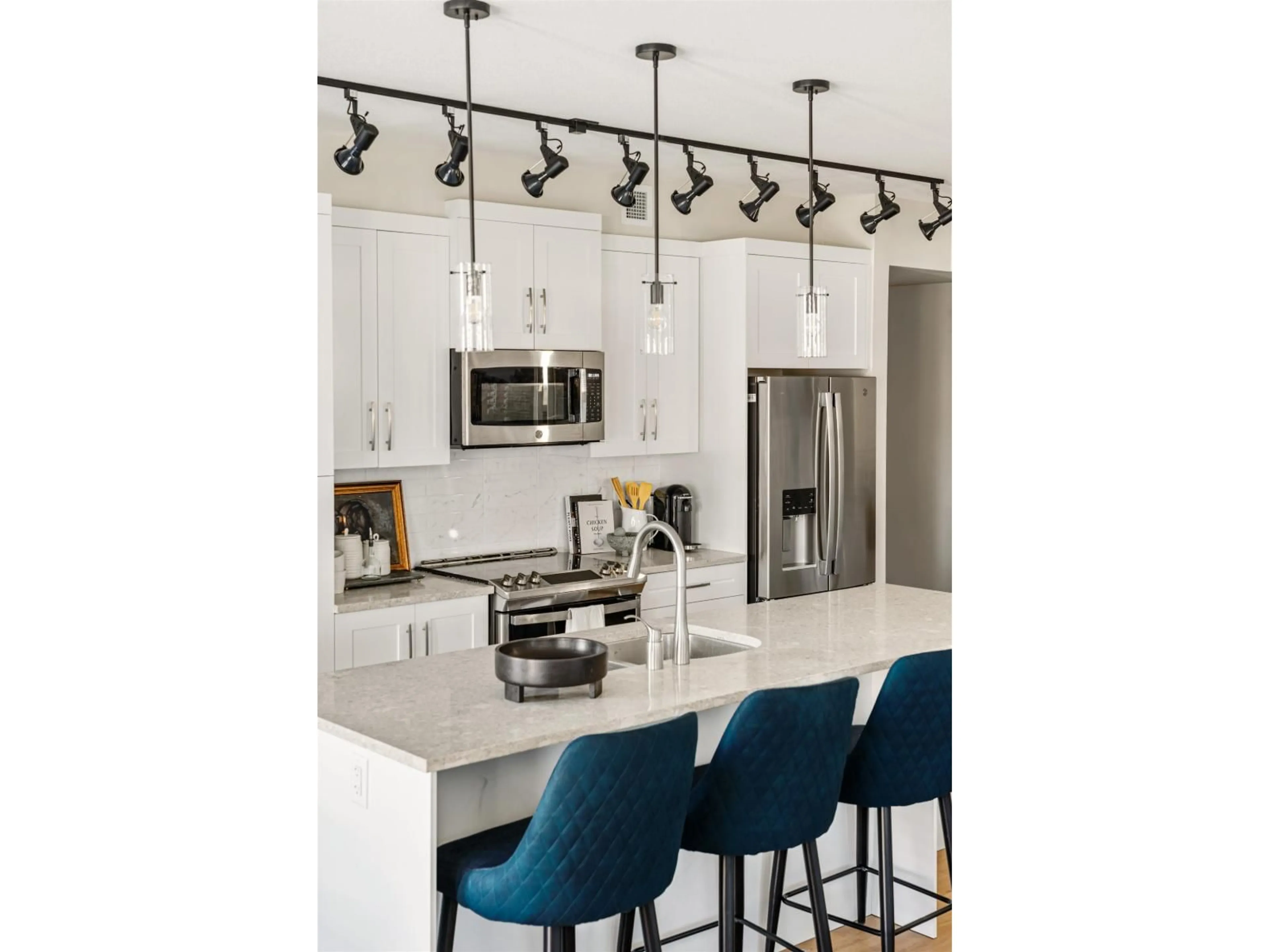Contemporary kitchen, unknown for 513 - 11058 132 STREET, Surrey British Columbia V3T0Y3
