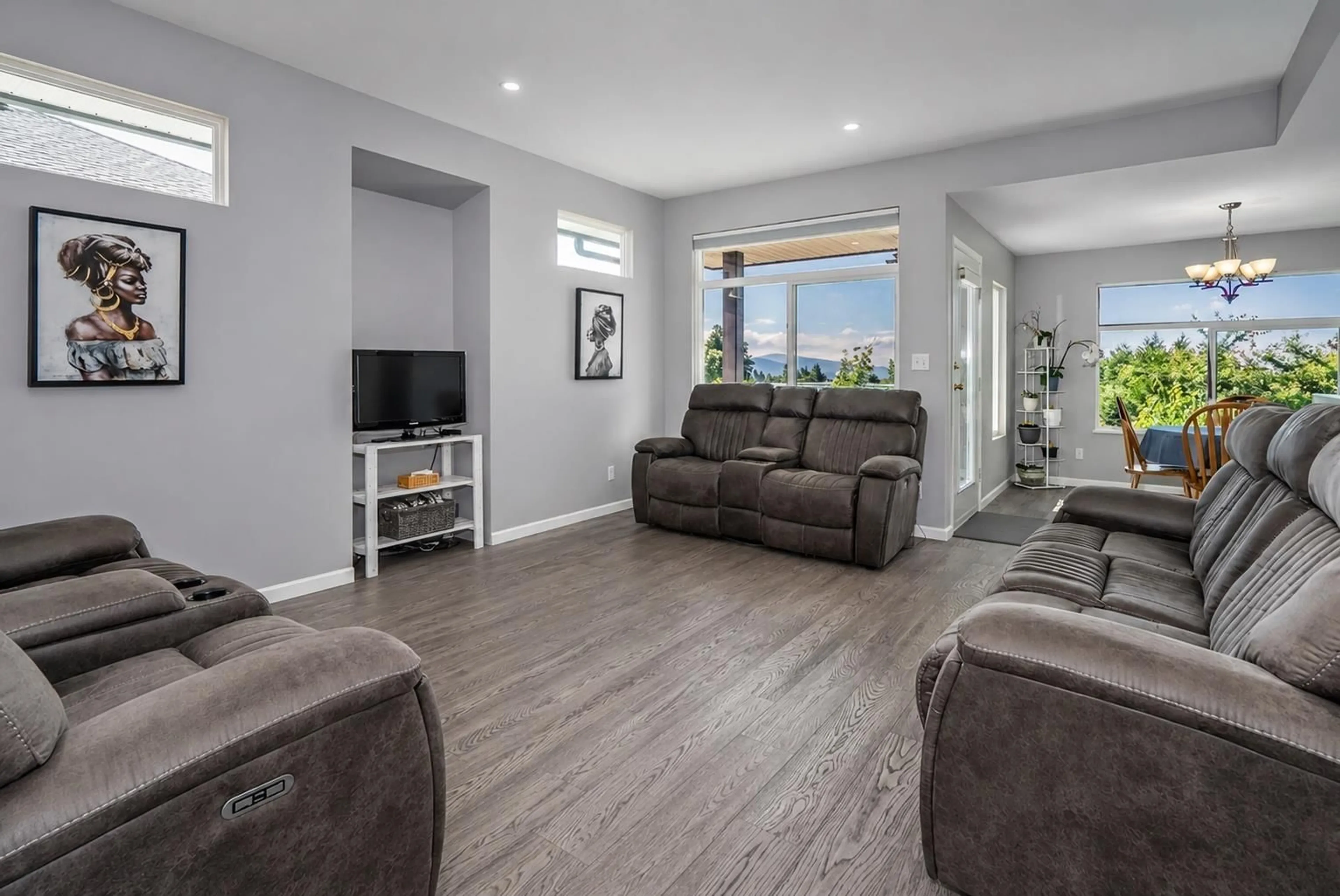 Living room with furniture, unknown for 33764 BLUEBERRY DRIVE, Mission British Columbia V2V7A1