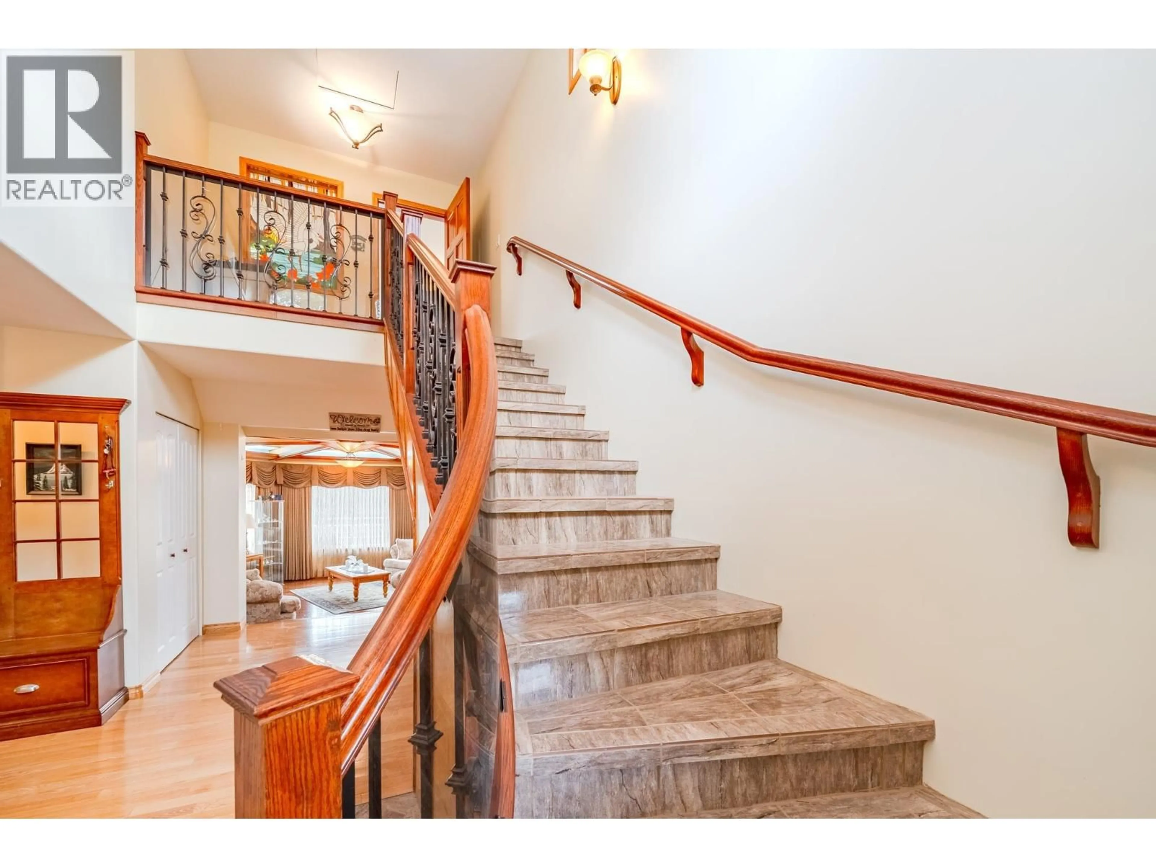 Indoor foyer for 4882 GLOINNZUN CRESCENT, 108 Mile Ranch British Columbia V0K2Z0