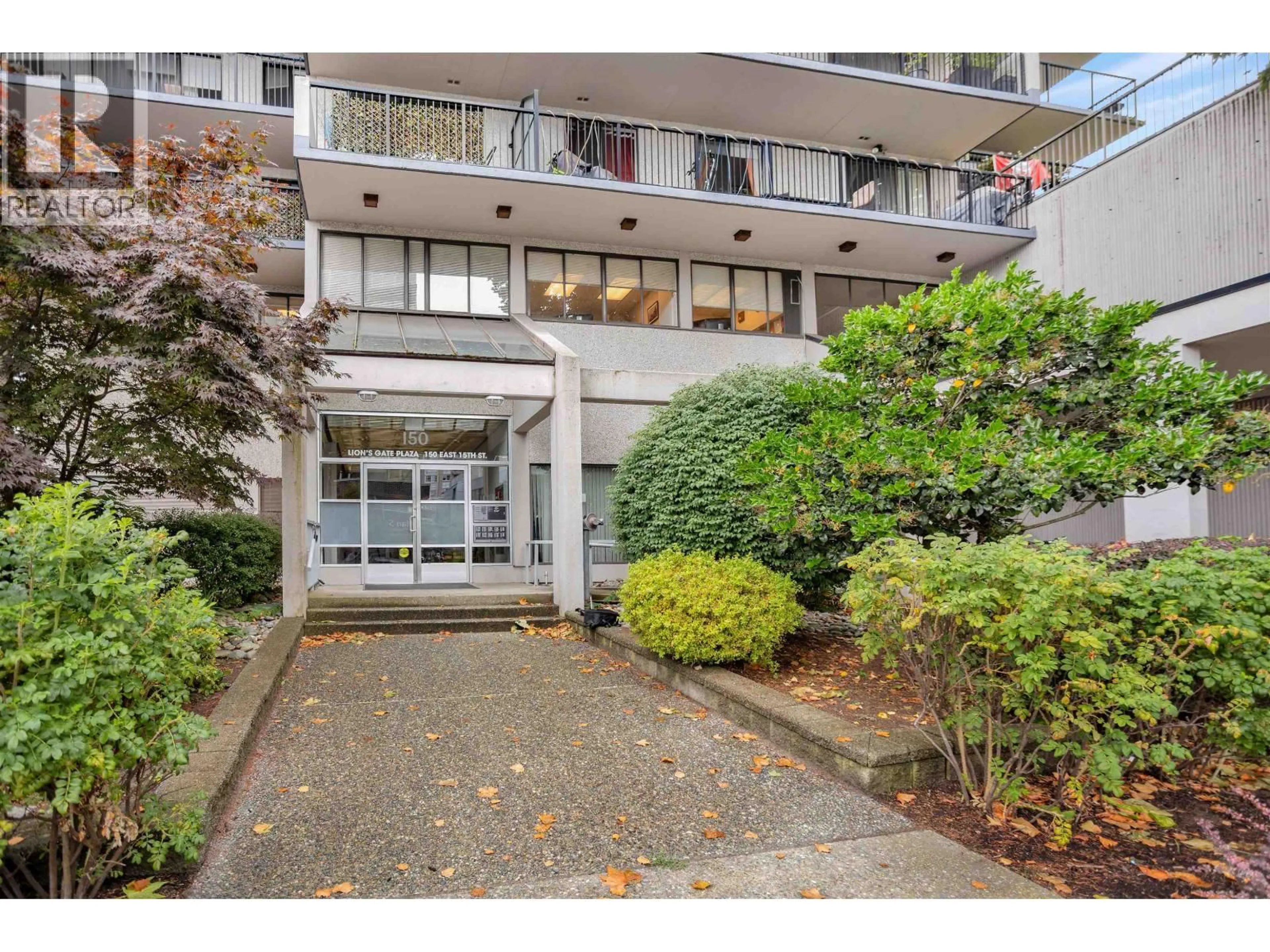 Indoor foyer for 303 - 150 15TH STREET, North Vancouver British Columbia V7L4N9