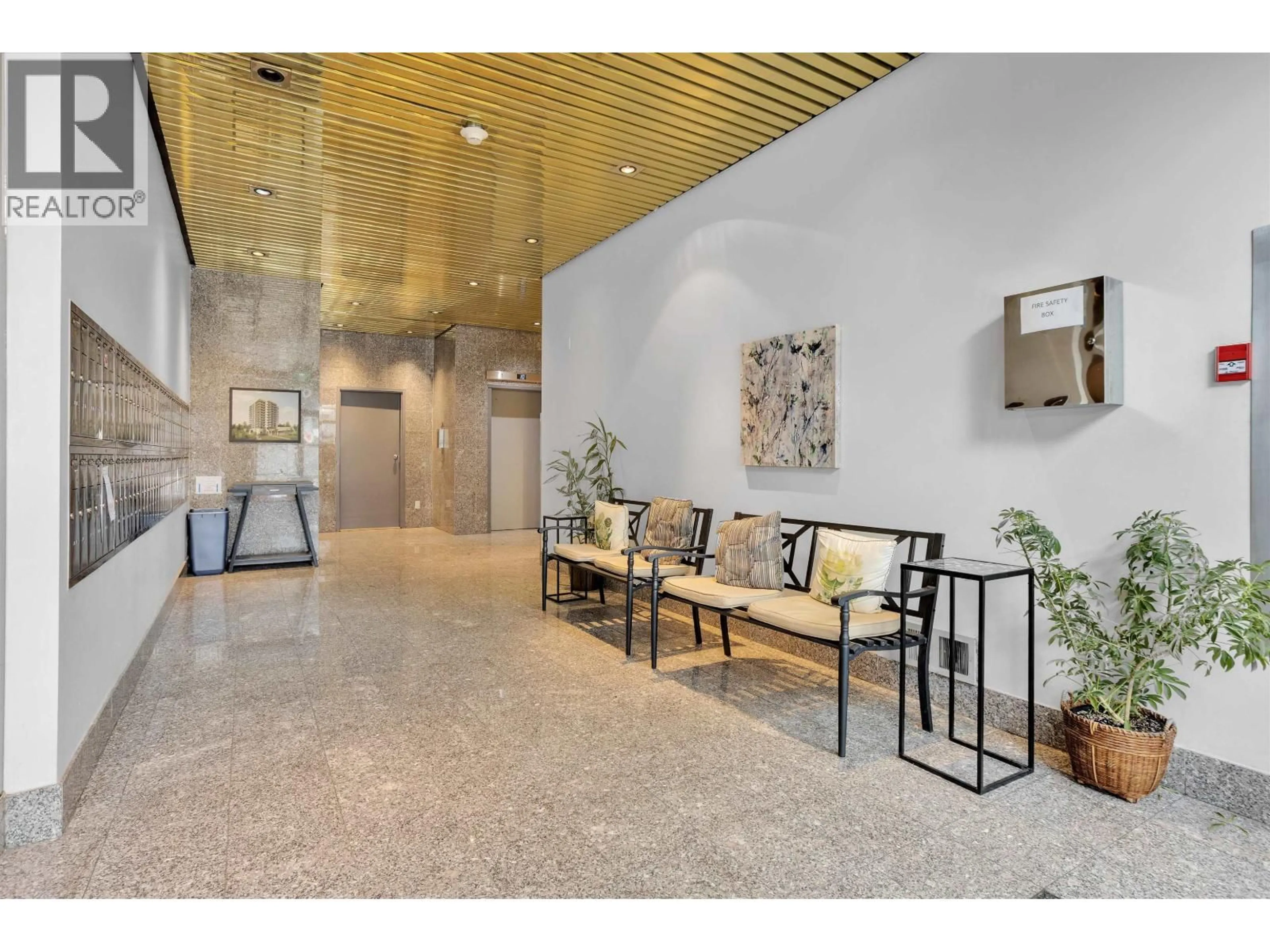 Indoor foyer for 303 - 150 15TH STREET, North Vancouver British Columbia V7L4N9