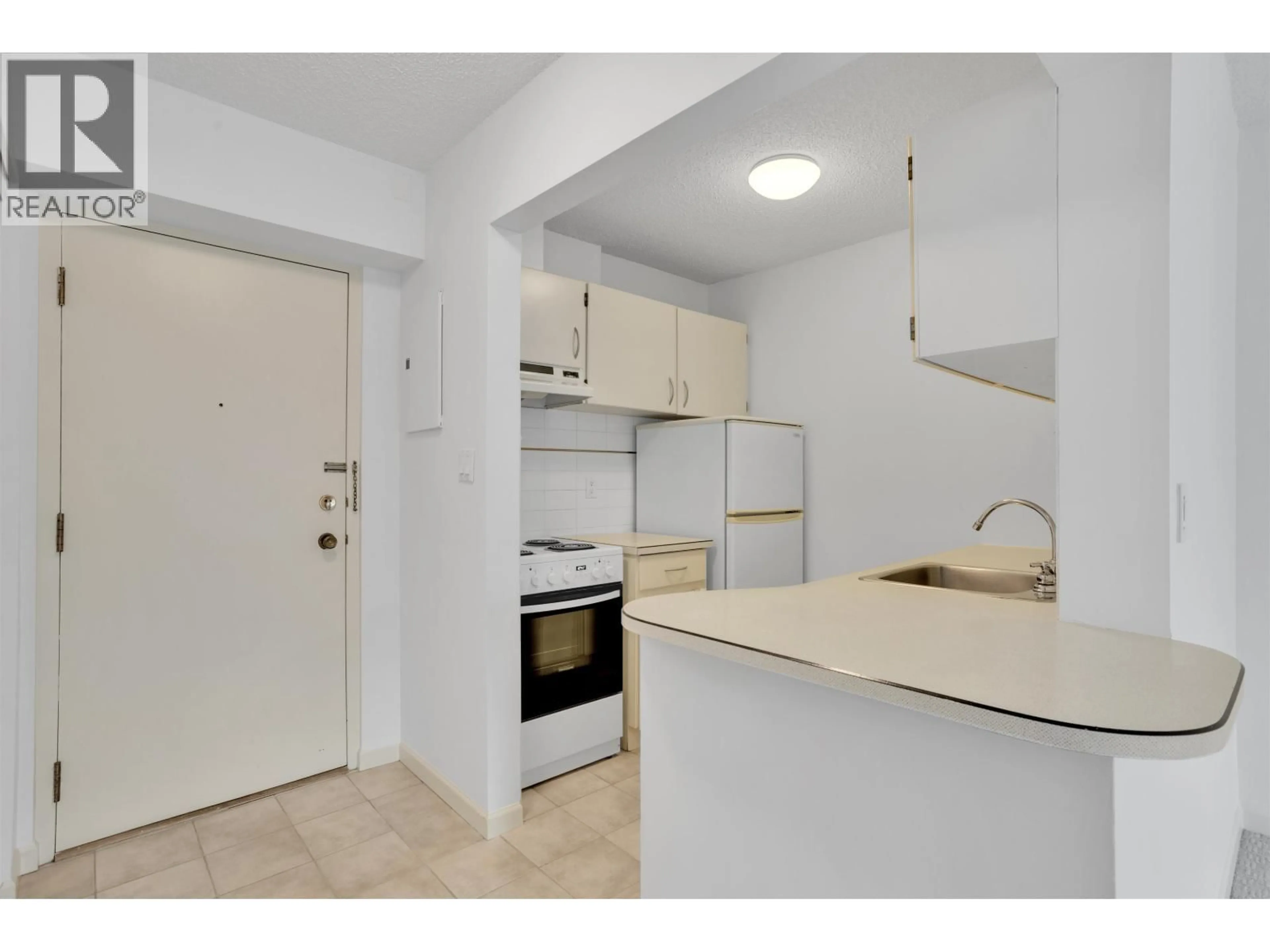 Standard kitchen, unknown for 303 - 150 15TH STREET, North Vancouver British Columbia V7L4N9