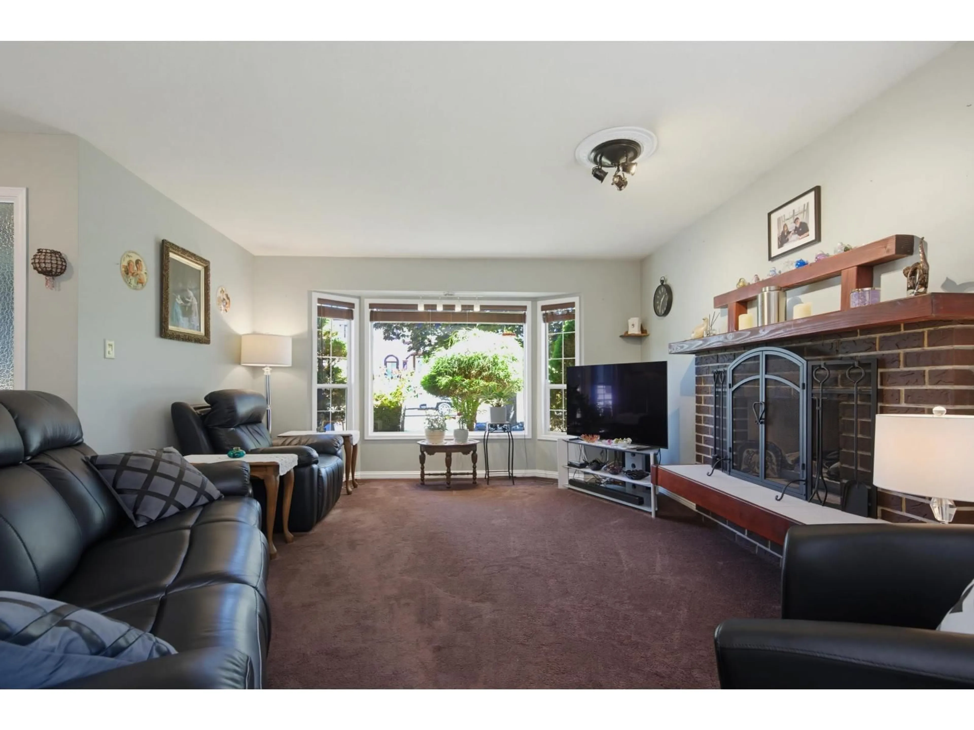 Living room with furniture, unknown for 3457 MERRITT STREET, Abbotsford British Columbia V2T5B9