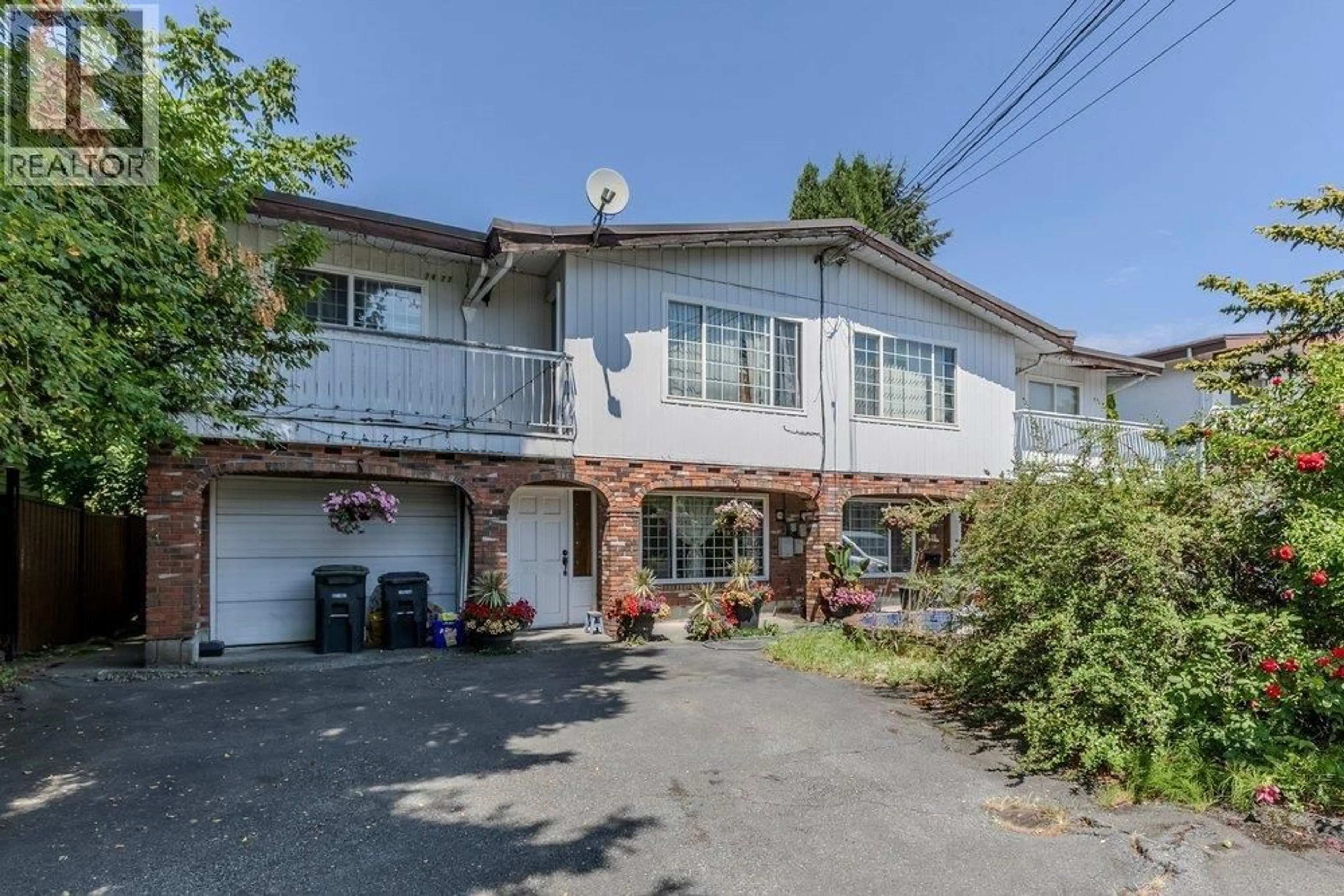 A pic from outside/outdoor area/front of a property/back of a property/a pic from drone, street for 7477 - 7479 HOLLY STREET, Burnaby British Columbia V5E2C3