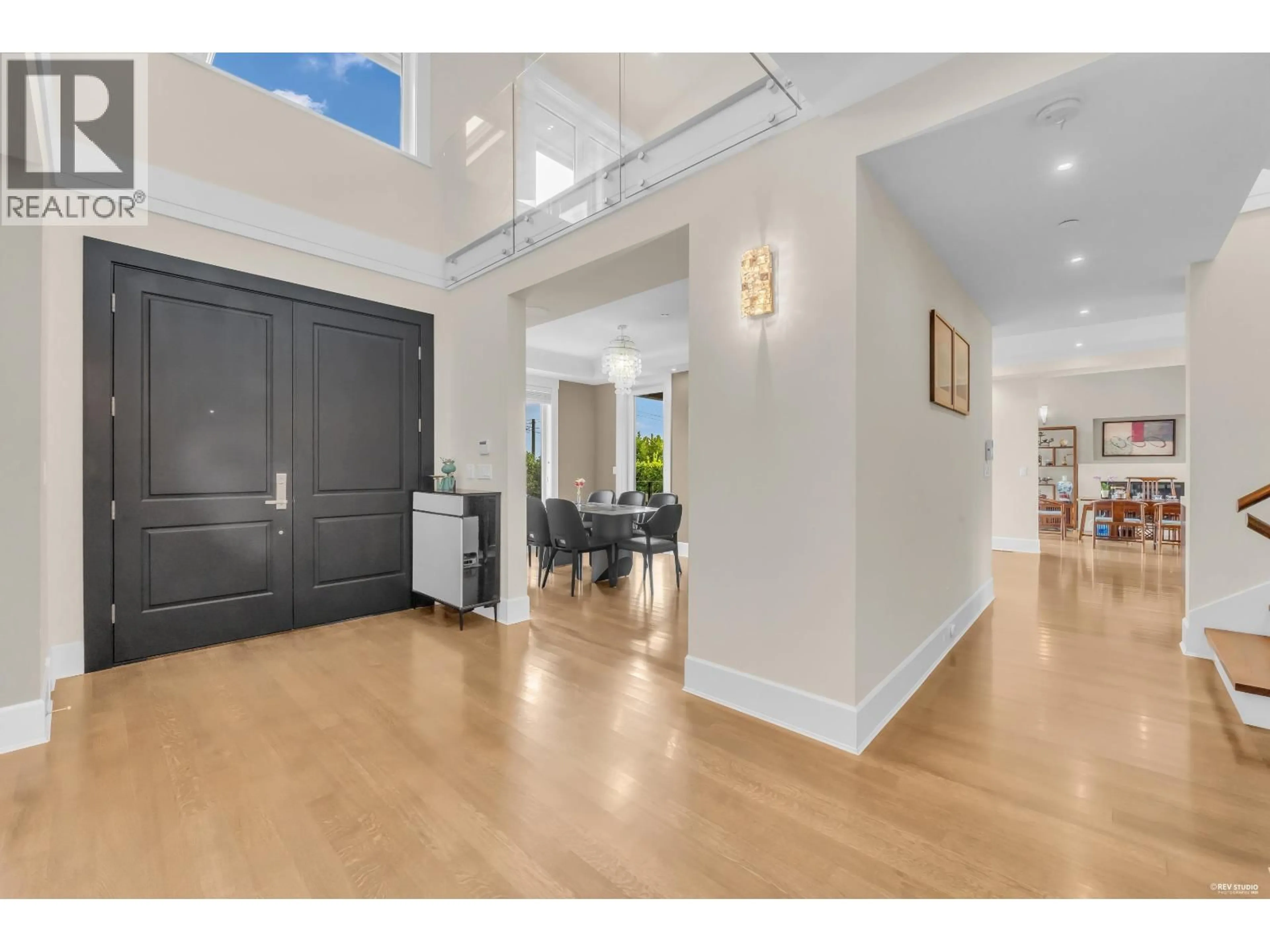 Indoor foyer for 1139 ESQUIMALT AVENUE, West Vancouver British Columbia V7T1K2