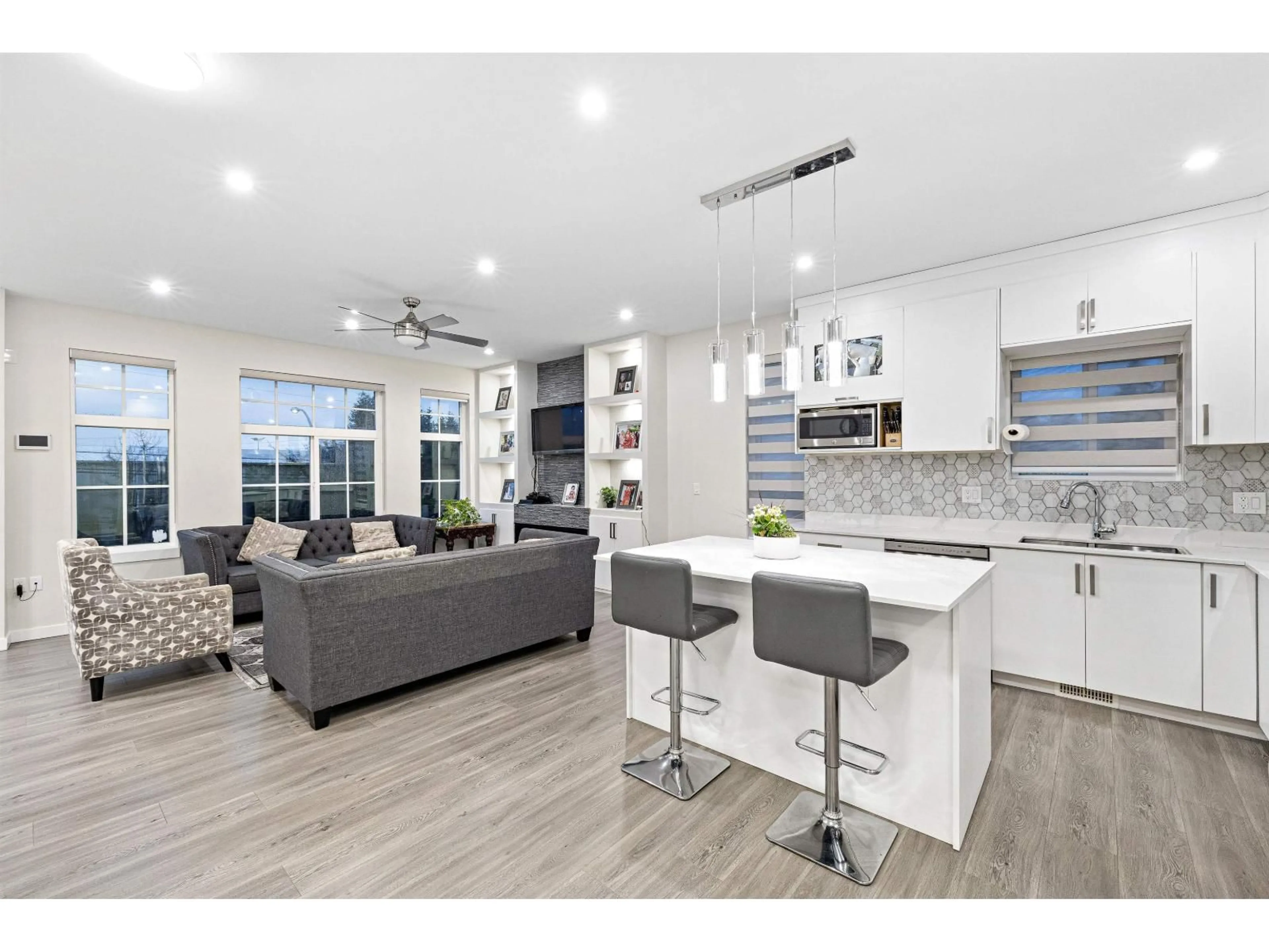 Open concept kitchen, ceramic/tile floor for 8069 124 STREET, Surrey British Columbia V3W0X7