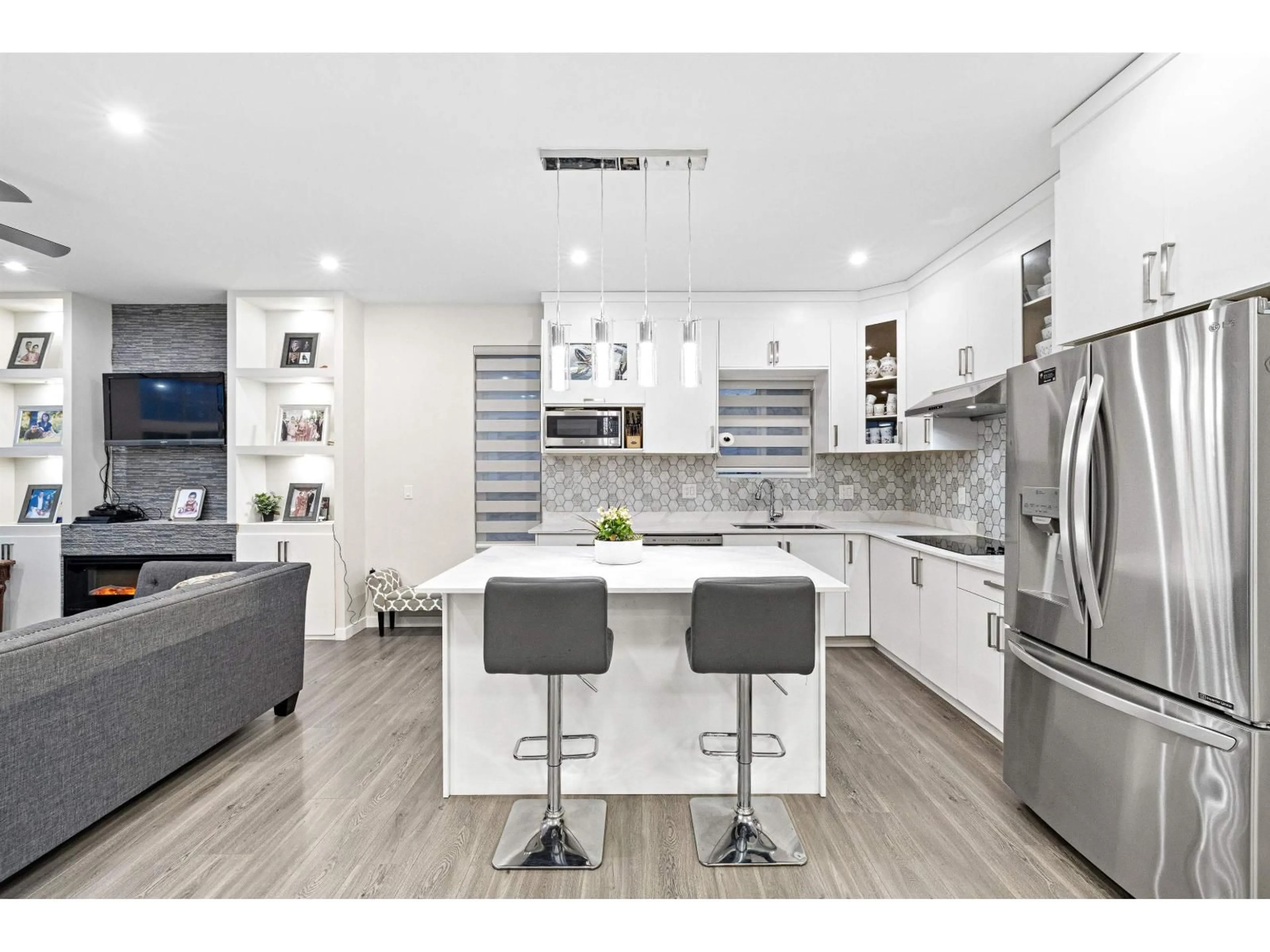 Contemporary kitchen, ceramic/tile floor for 8069 124 STREET, Surrey British Columbia V3W0X7