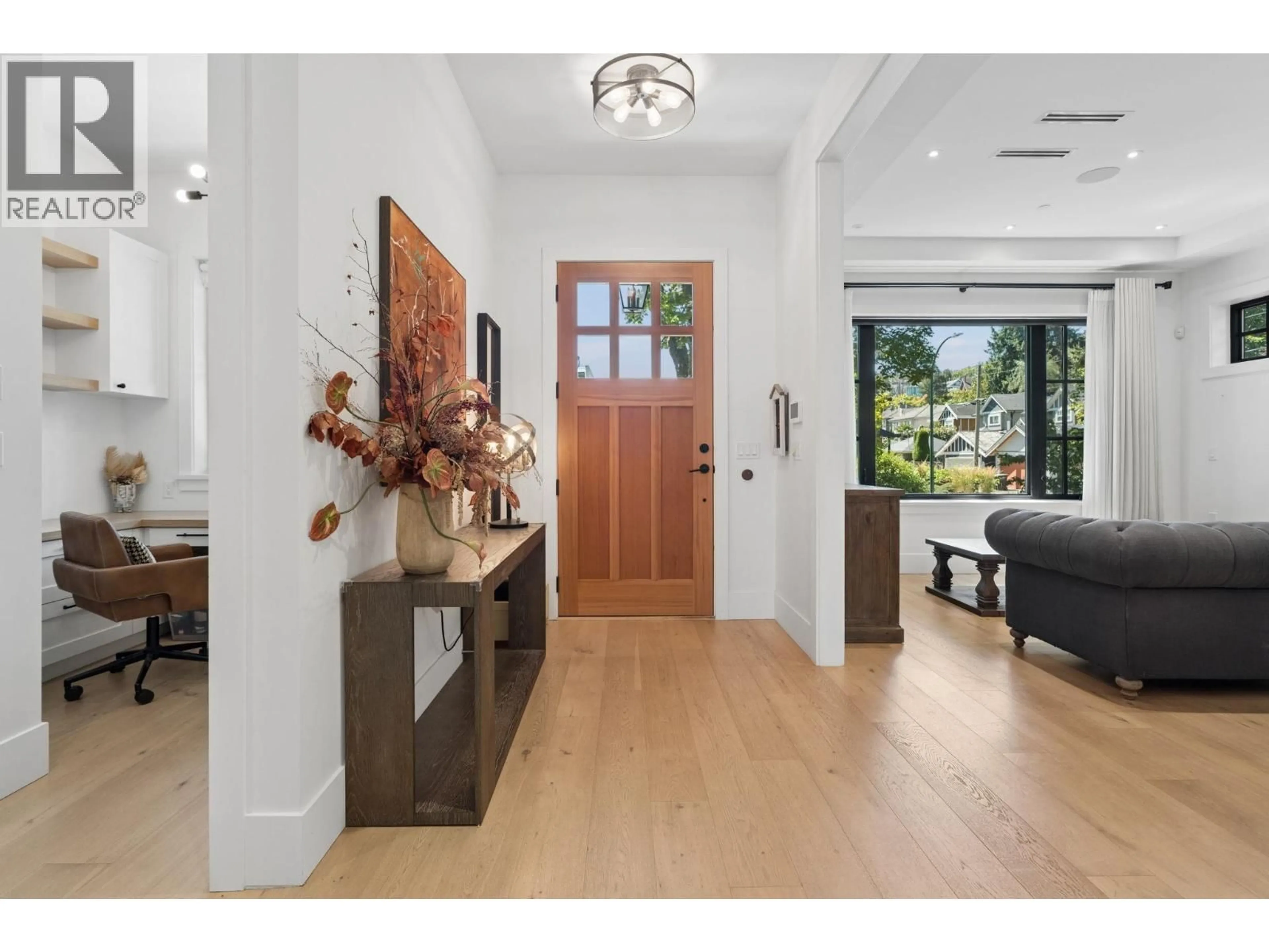 Indoor entryway for 3363 15TH AVENUE, Vancouver British Columbia V6R2Y9