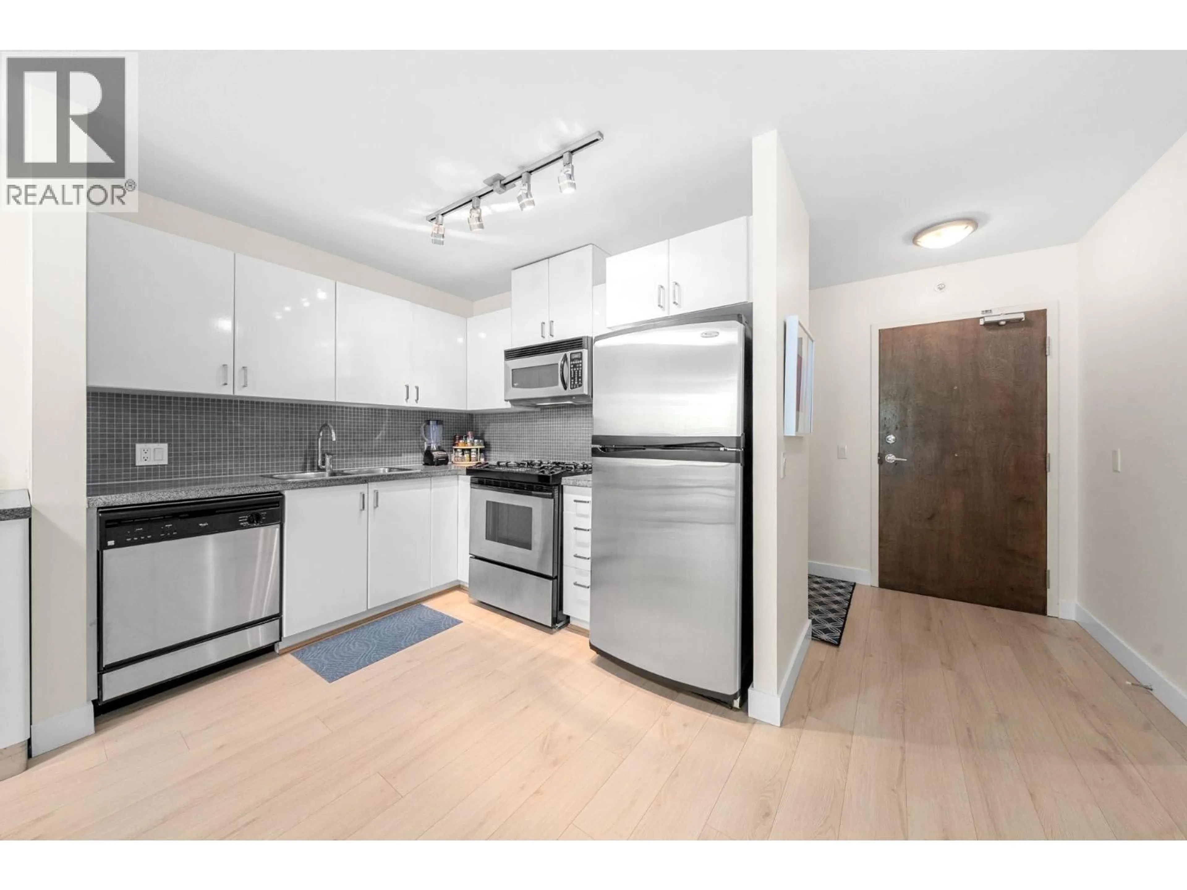 Standard kitchen, unknown for 305 - 175 1ST STREET, North Vancouver British Columbia V7M3N9