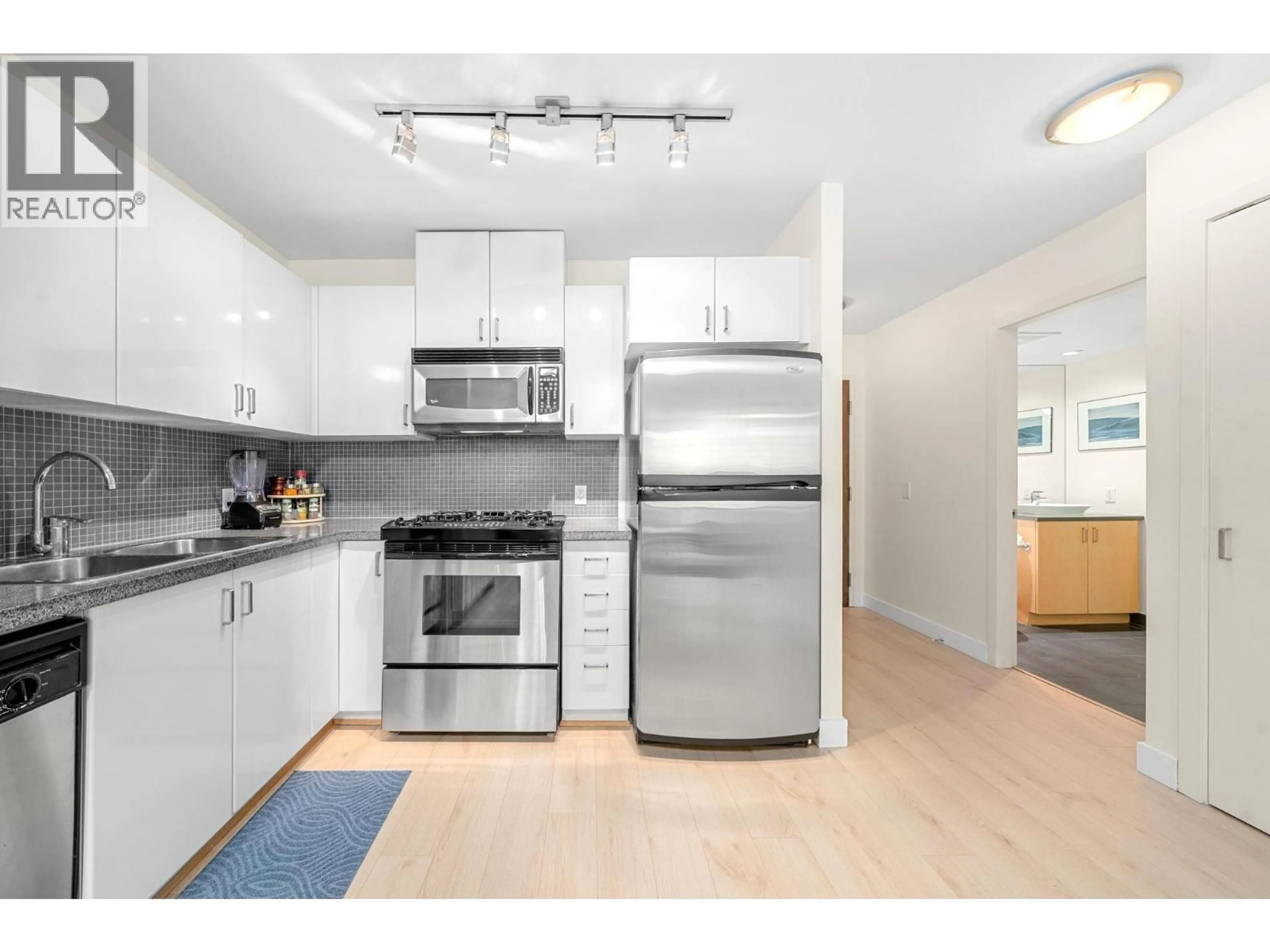 Standard kitchen, unknown for 305 - 175 1ST STREET, North Vancouver British Columbia V7M3N9