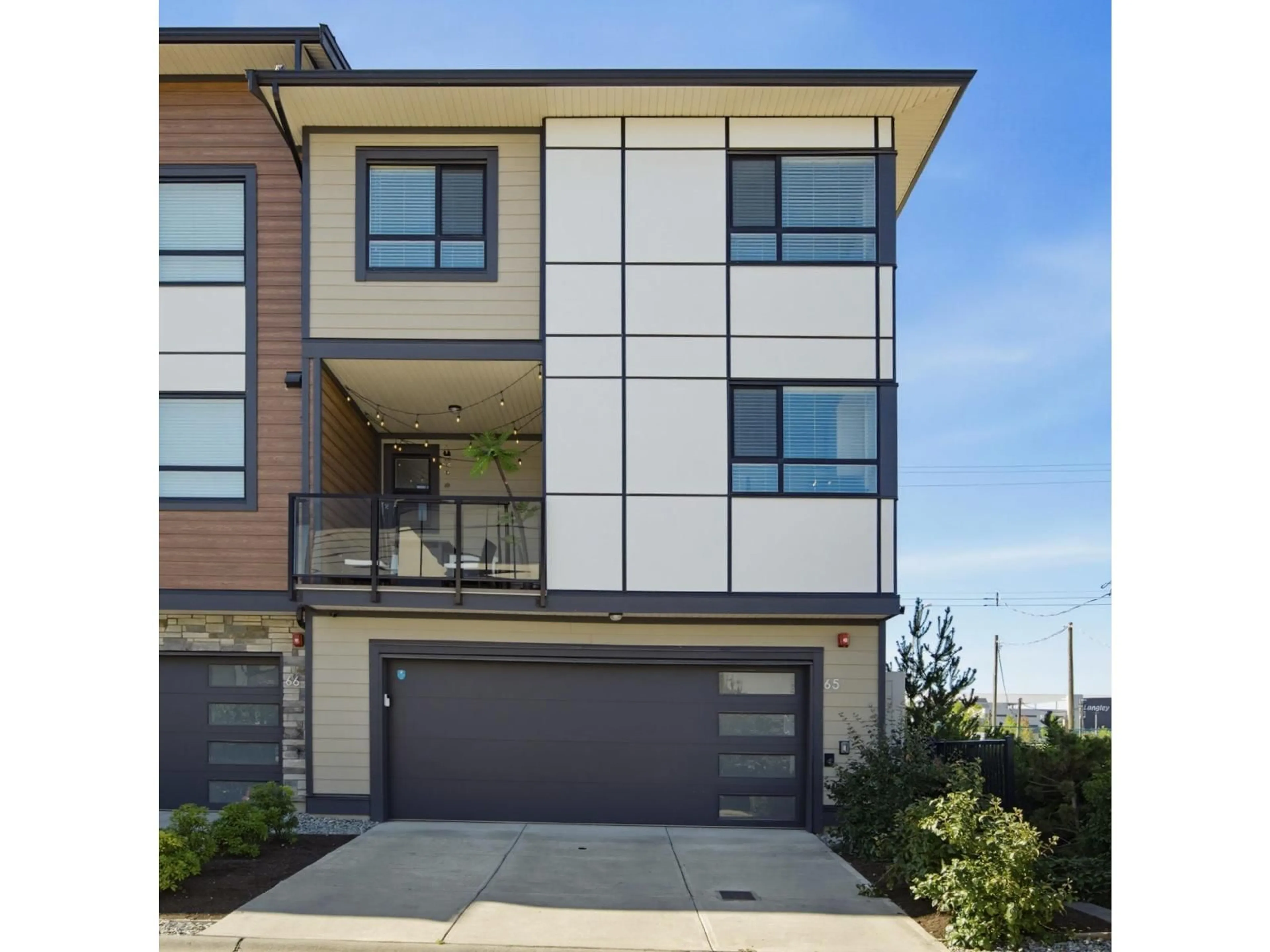 Home with vinyl exterior material, street for 65 - 20150 81 AVENUE, Langley British Columbia V2Y3L8