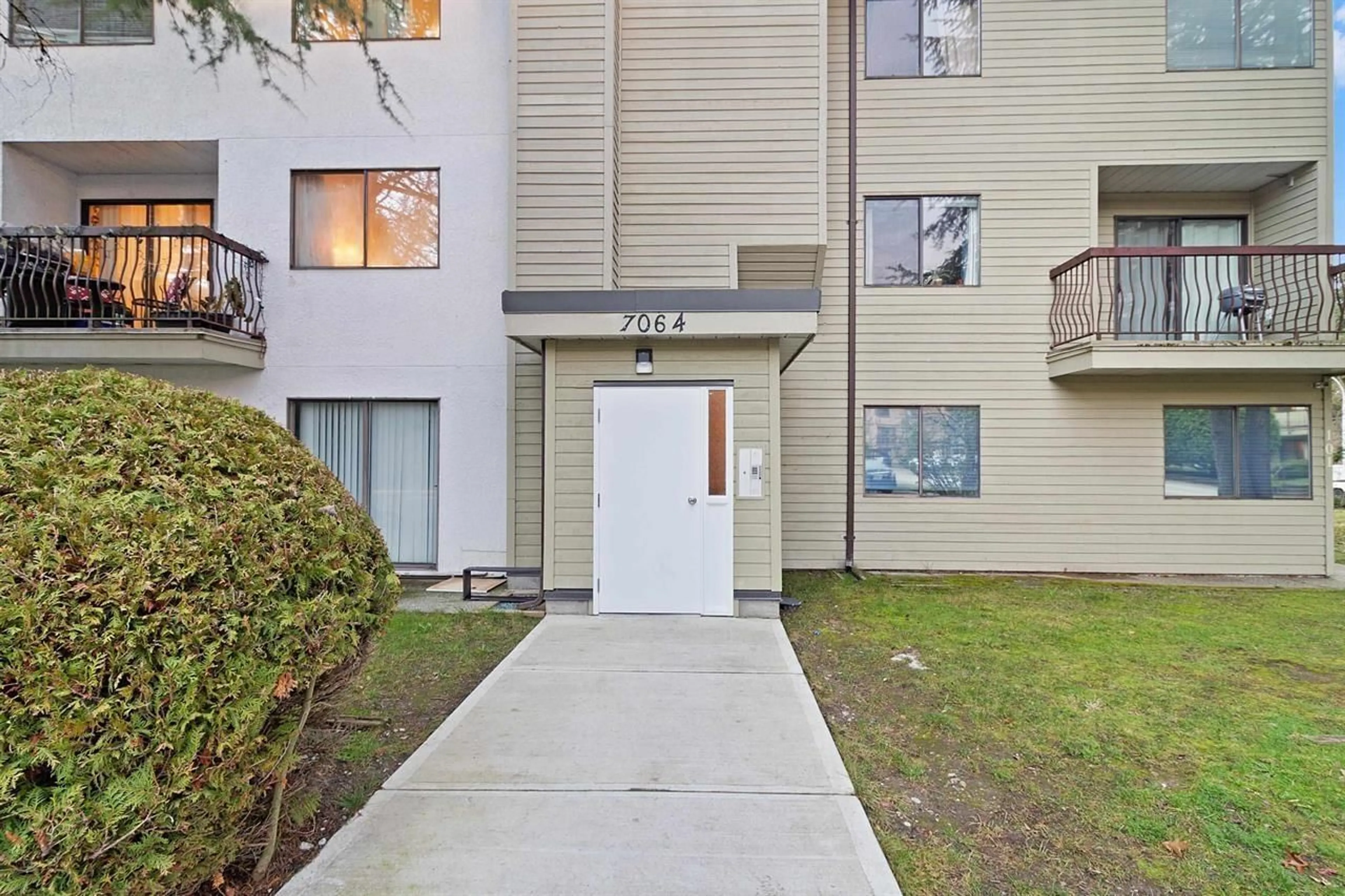 Unknown for 202 - 7064 133B STREET, Surrey British Columbia V3W7Z2