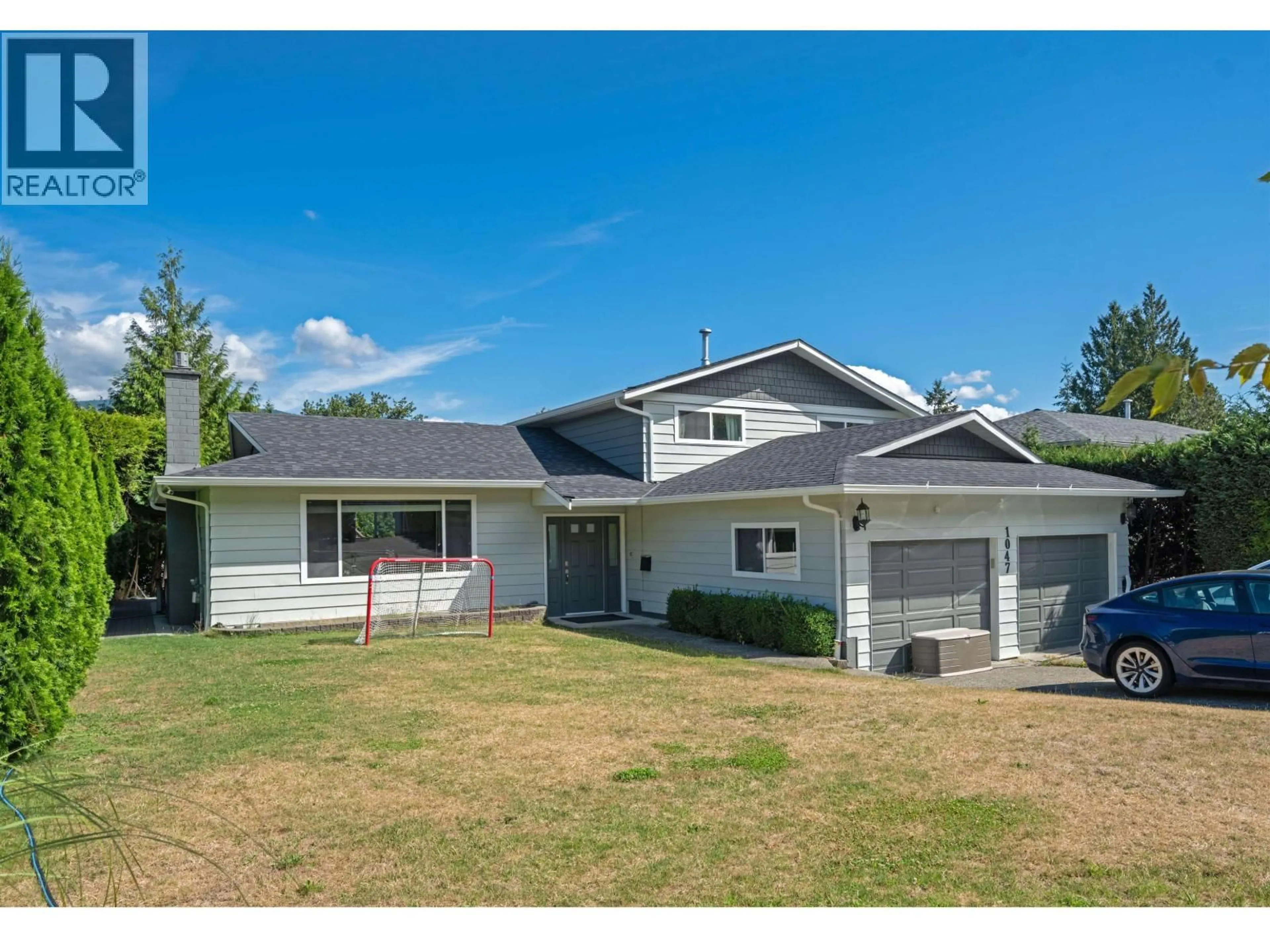 Home with vinyl exterior material, street for 1047 SPAR DRIVE, Coquitlam British Columbia V3H3G9