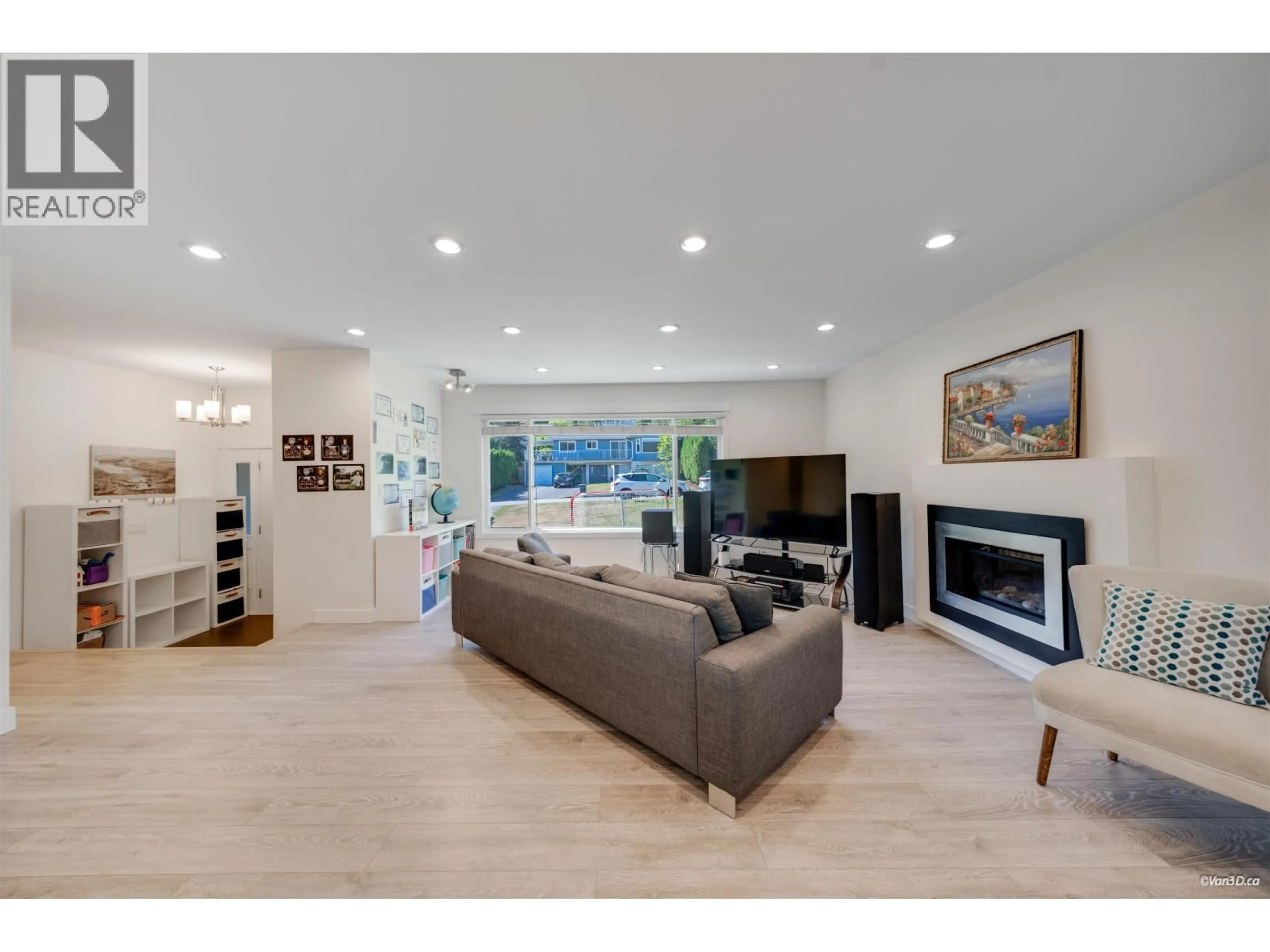 Living room with furniture, unknown for 1047 SPAR DRIVE, Coquitlam British Columbia V3H3G9
