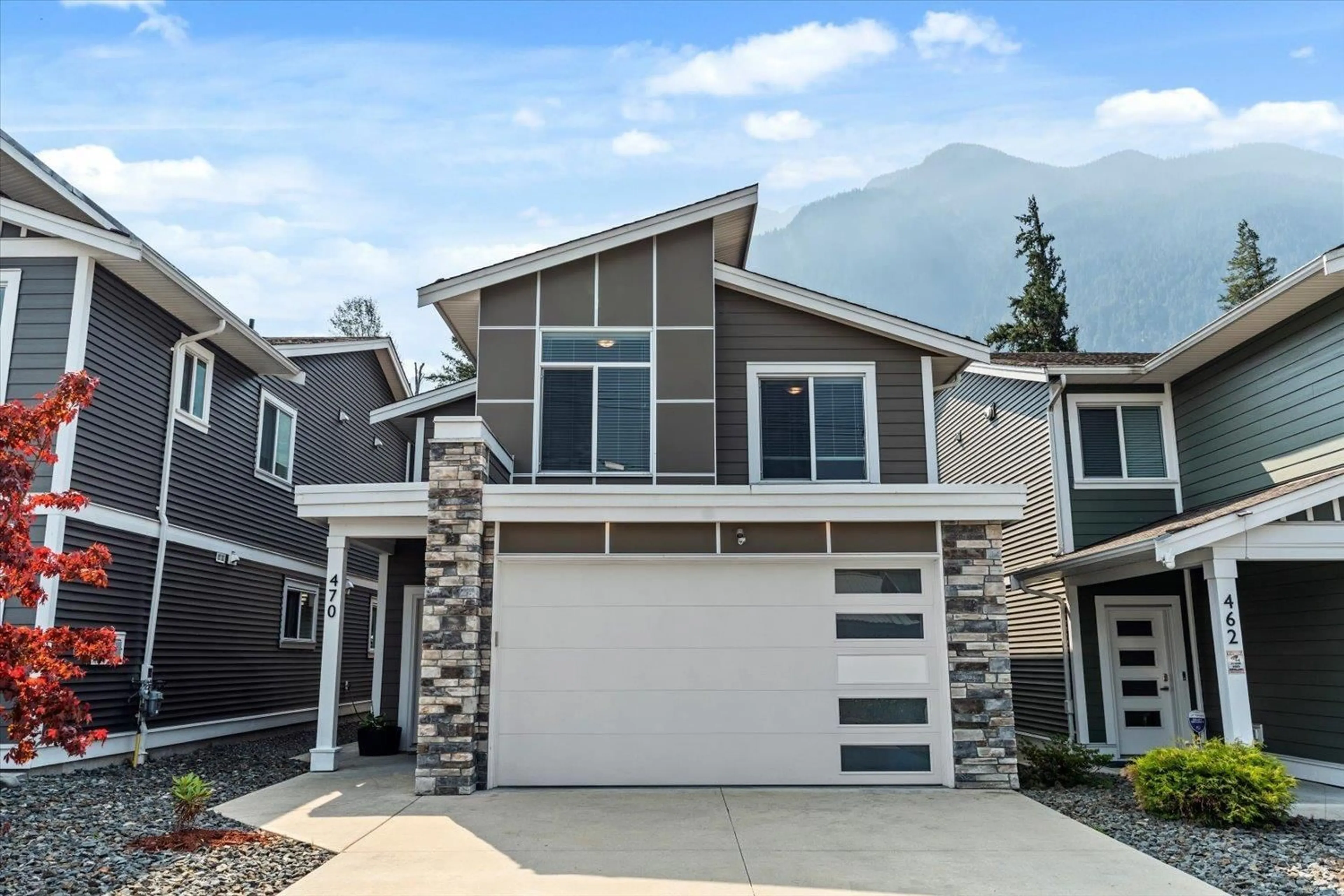 Home with vinyl exterior material, street for 470 FORT STREET, Hope British Columbia V0X1L4